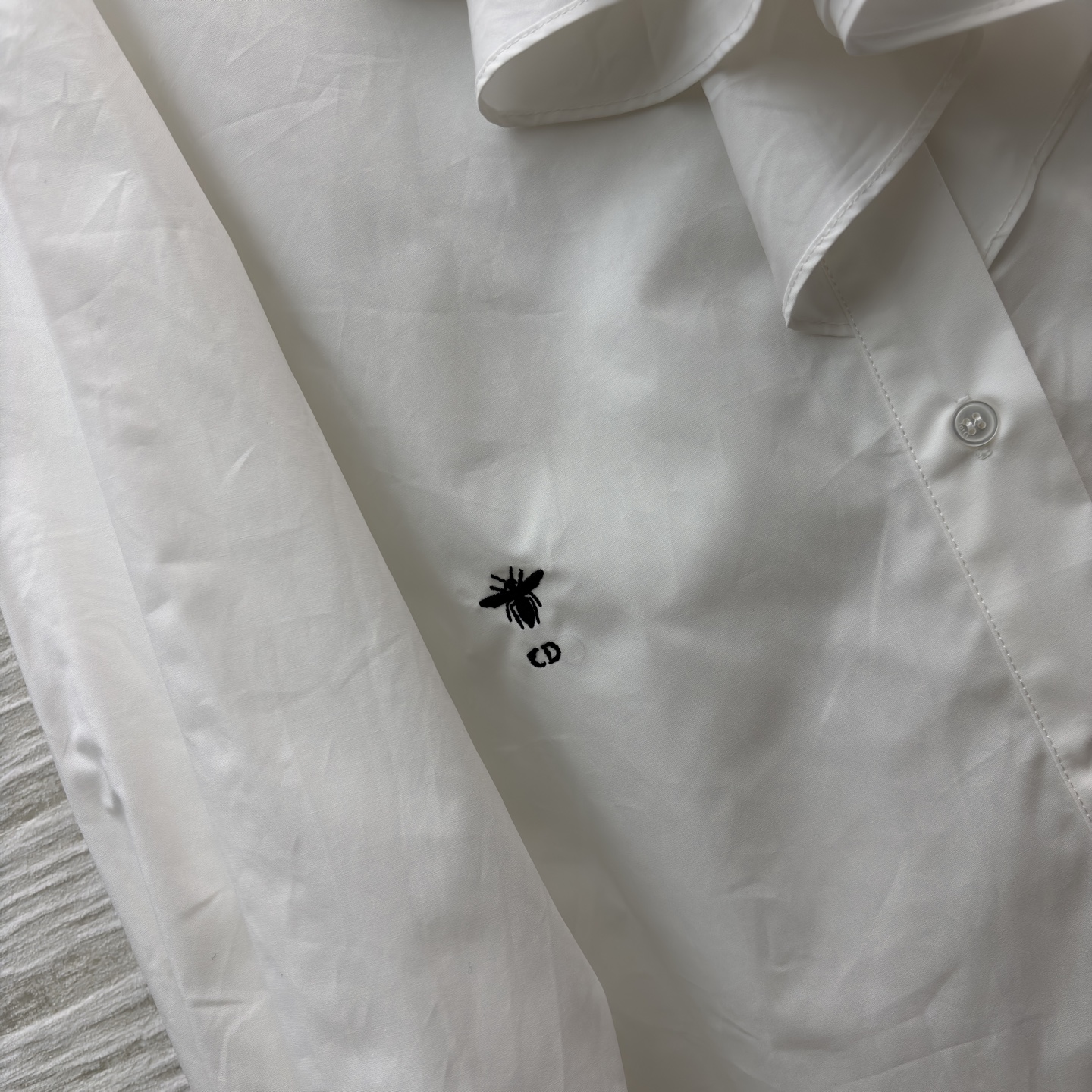 D家 25秋冬新款 荷叶领白衬衫 轻薄透气棉质面料 穿着舒适 立领+不规则荷叶边领设计 层次感满满 搭配