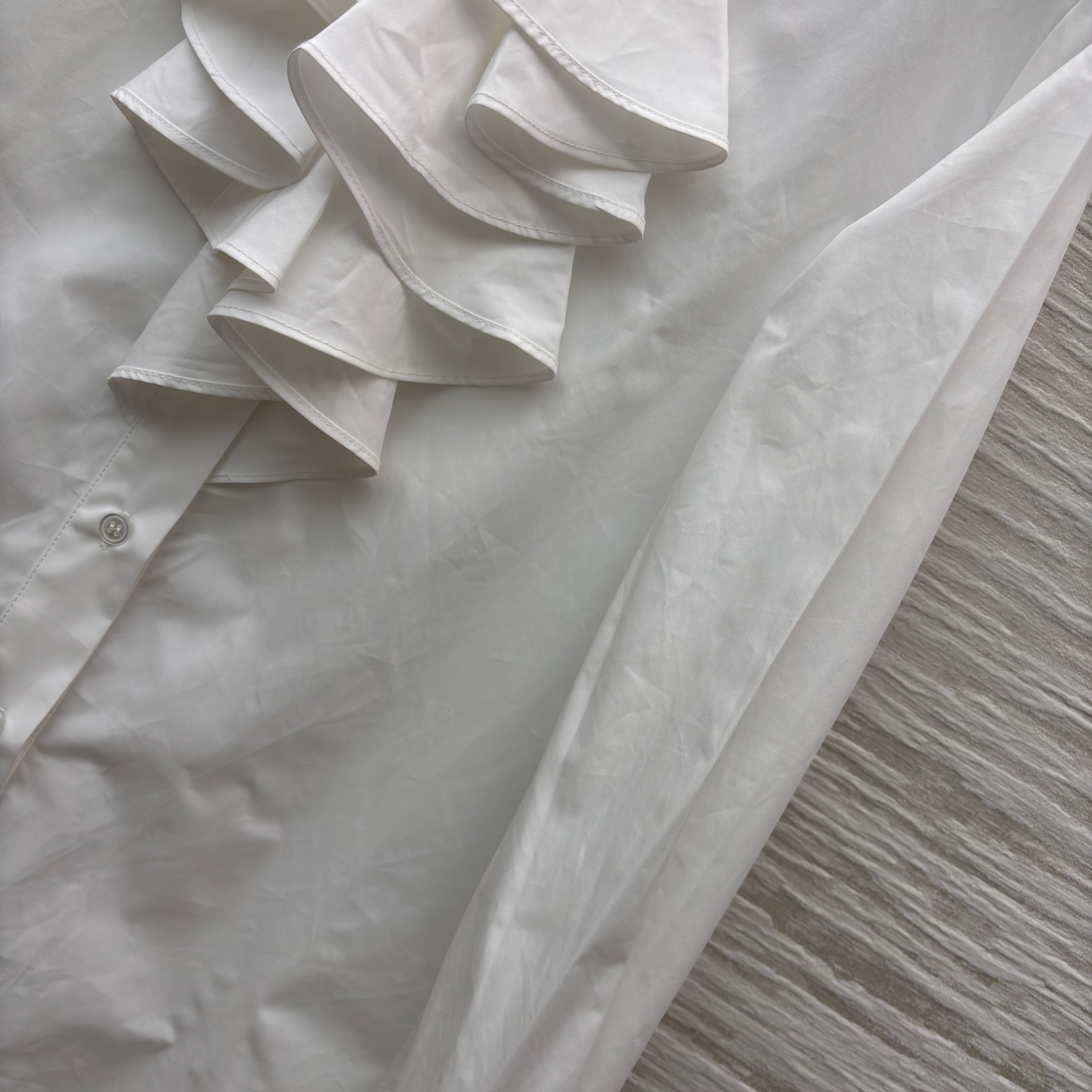 D家 25秋冬新款 荷叶领白衬衫 轻薄透气棉质面料 穿着舒适 立领+不规则荷叶边领设计 层次感满满 搭配