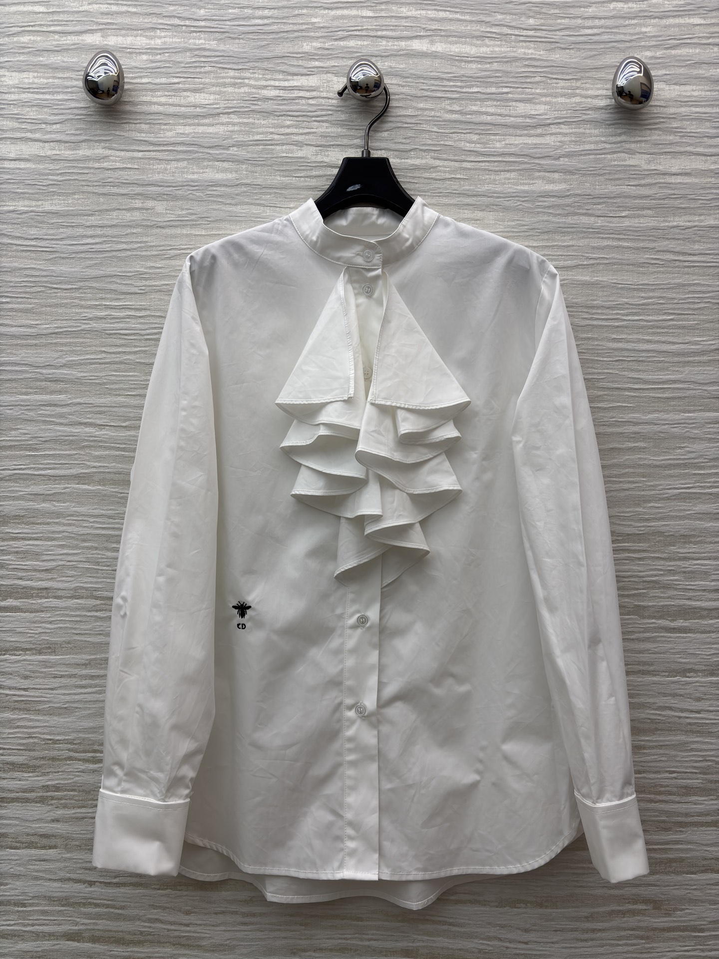 D家 25秋冬新款 荷叶领白衬衫 轻薄透气棉质面料 穿着舒适 立领+不规则荷叶边领设计 层次感满满 搭配