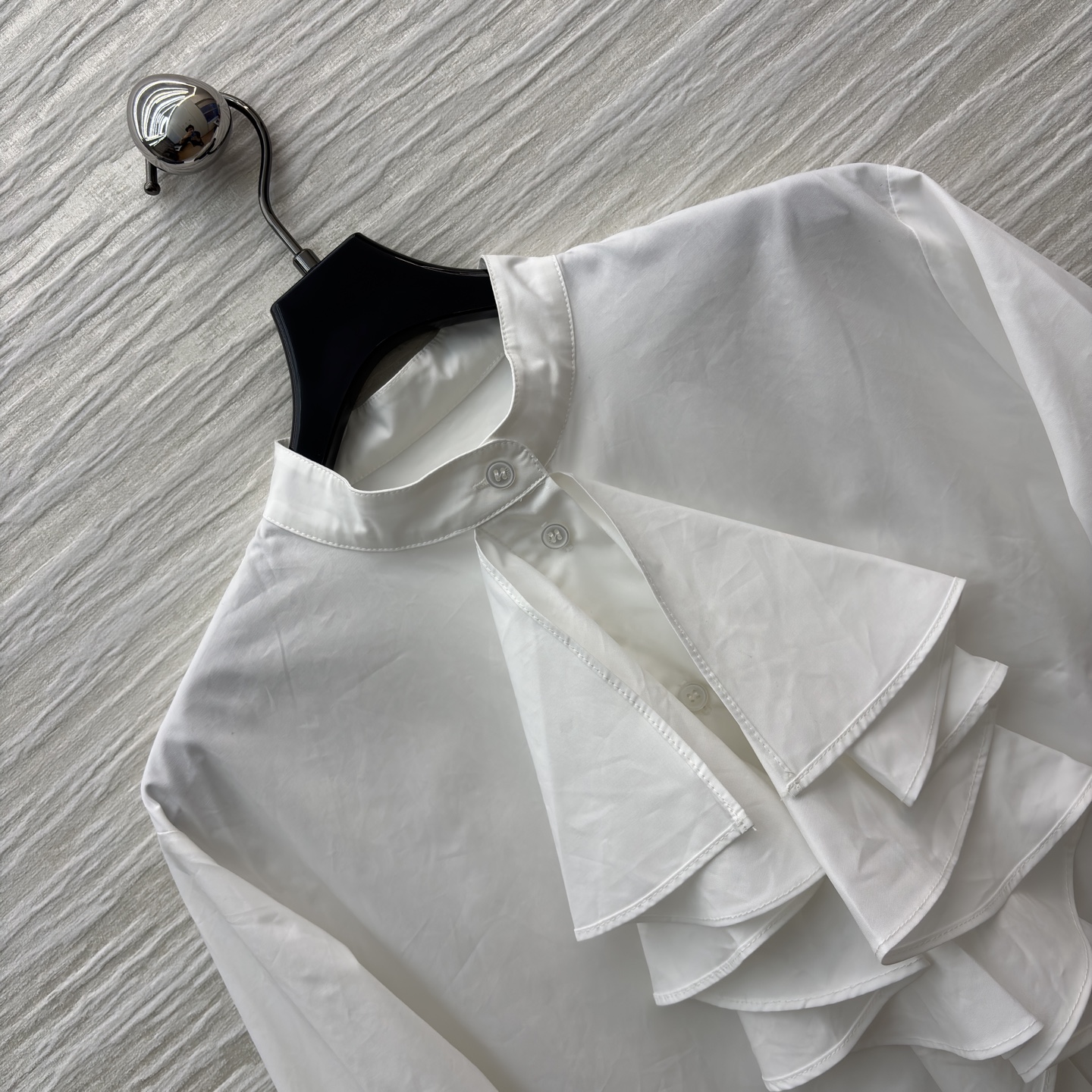 D家 25秋冬新款 荷叶领白衬衫 轻薄透气棉质面料 穿着舒适 立领+不规则荷叶边领设计 层次感满满 搭配