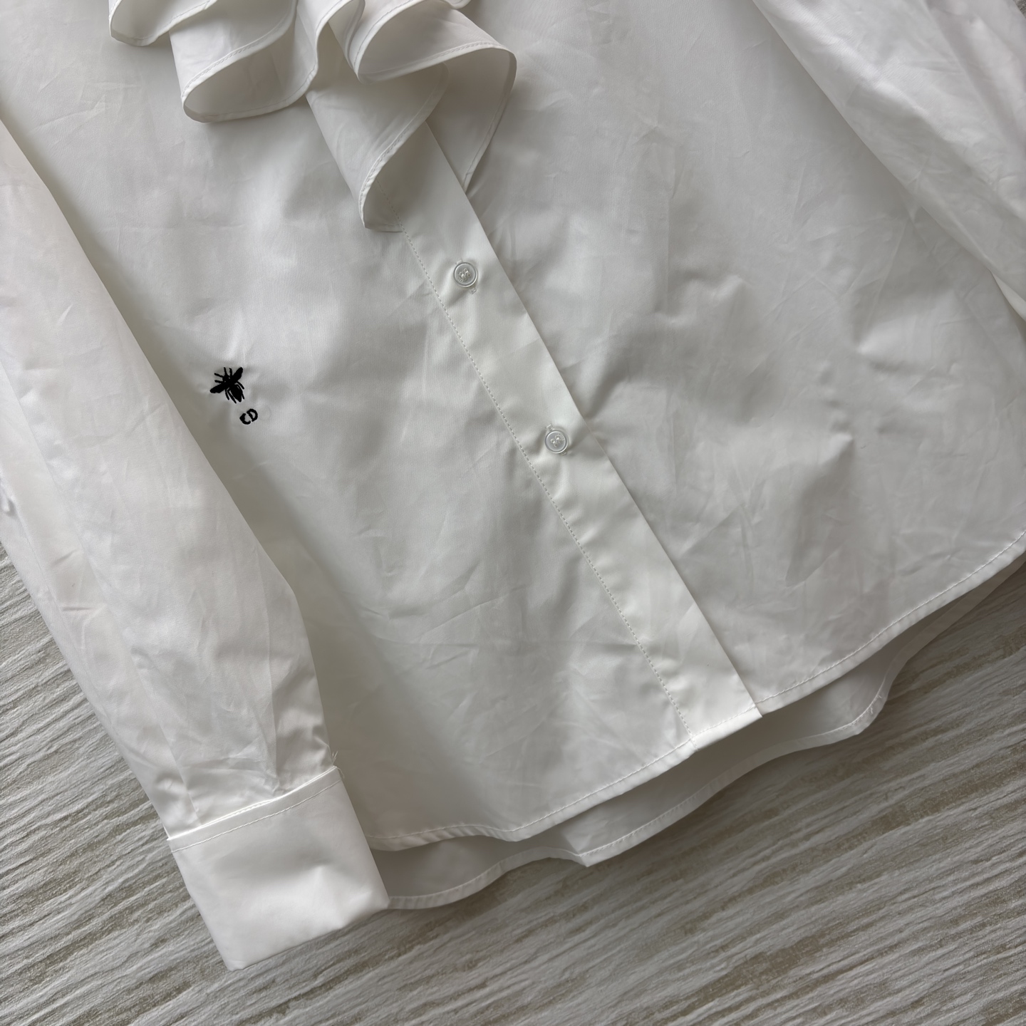 D家 25秋冬新款 荷叶领白衬衫 轻薄透气棉质面料 穿着舒适 立领+不规则荷叶边领设计 层次感满满 搭配