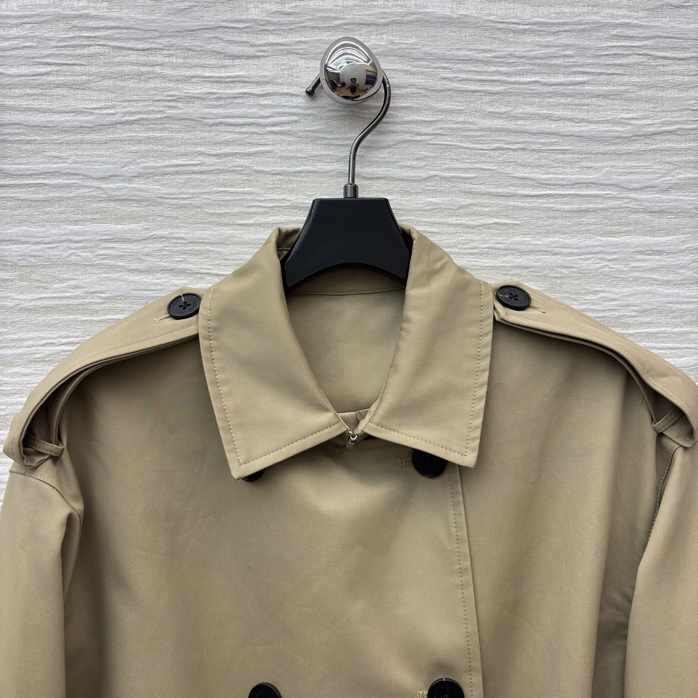 D家 25秋冬新款 短款风衣外套 经典款短版风衣设计 上身精致又干练得体 很少见到的短风衣 小个子也能轻