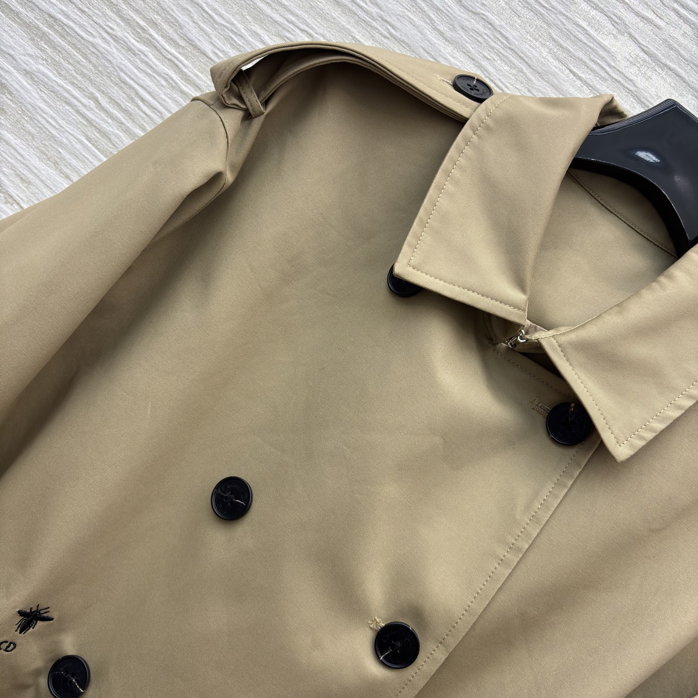 D家 25秋冬新款 短款风衣外套 经典款短版风衣设计 上身精致又干练得体 很少见到的短风衣 小个子也能轻