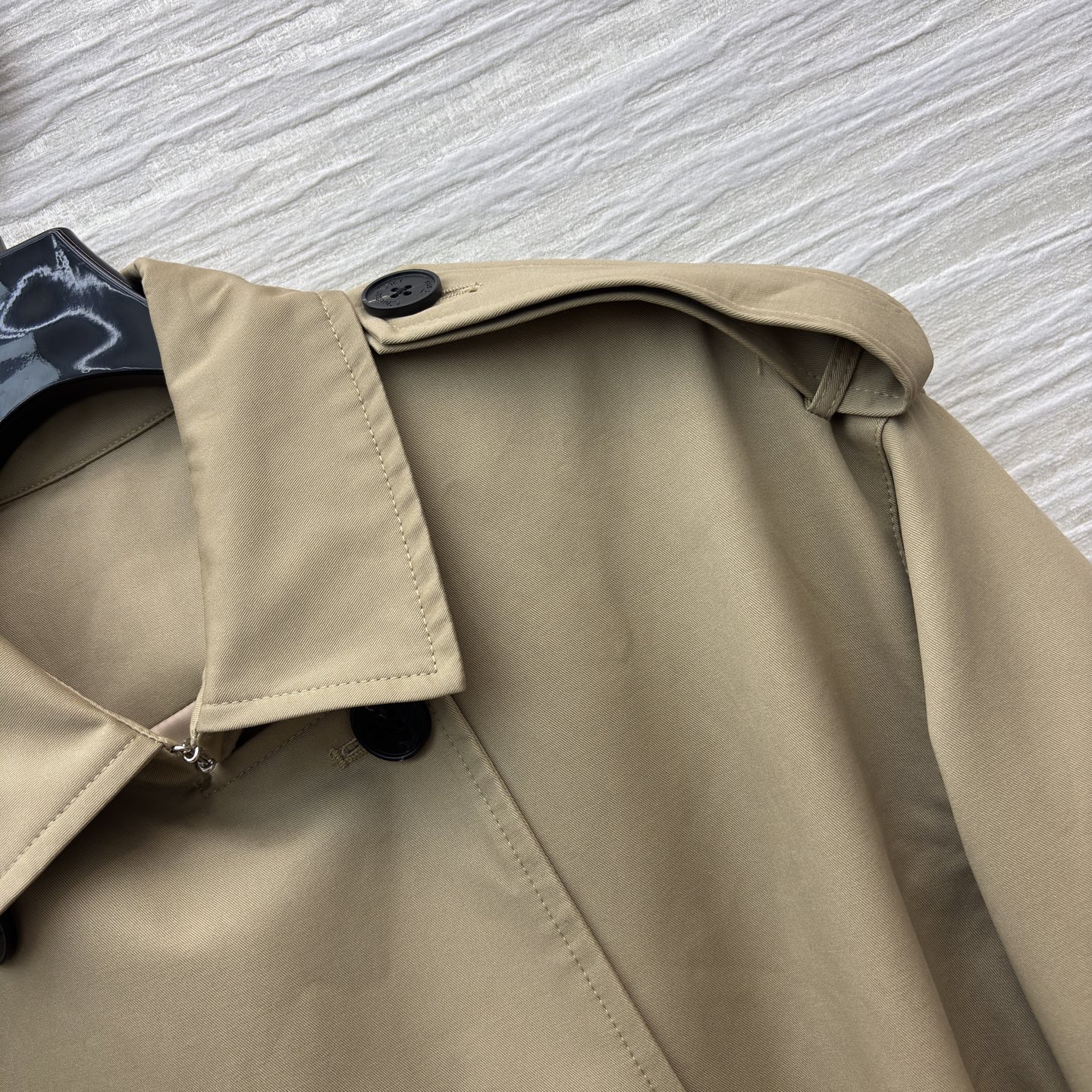 D家 25秋冬新款 短款风衣外套 经典款短版风衣设计 上身精致又干练得体 很少见到的短风衣 小个子也能轻