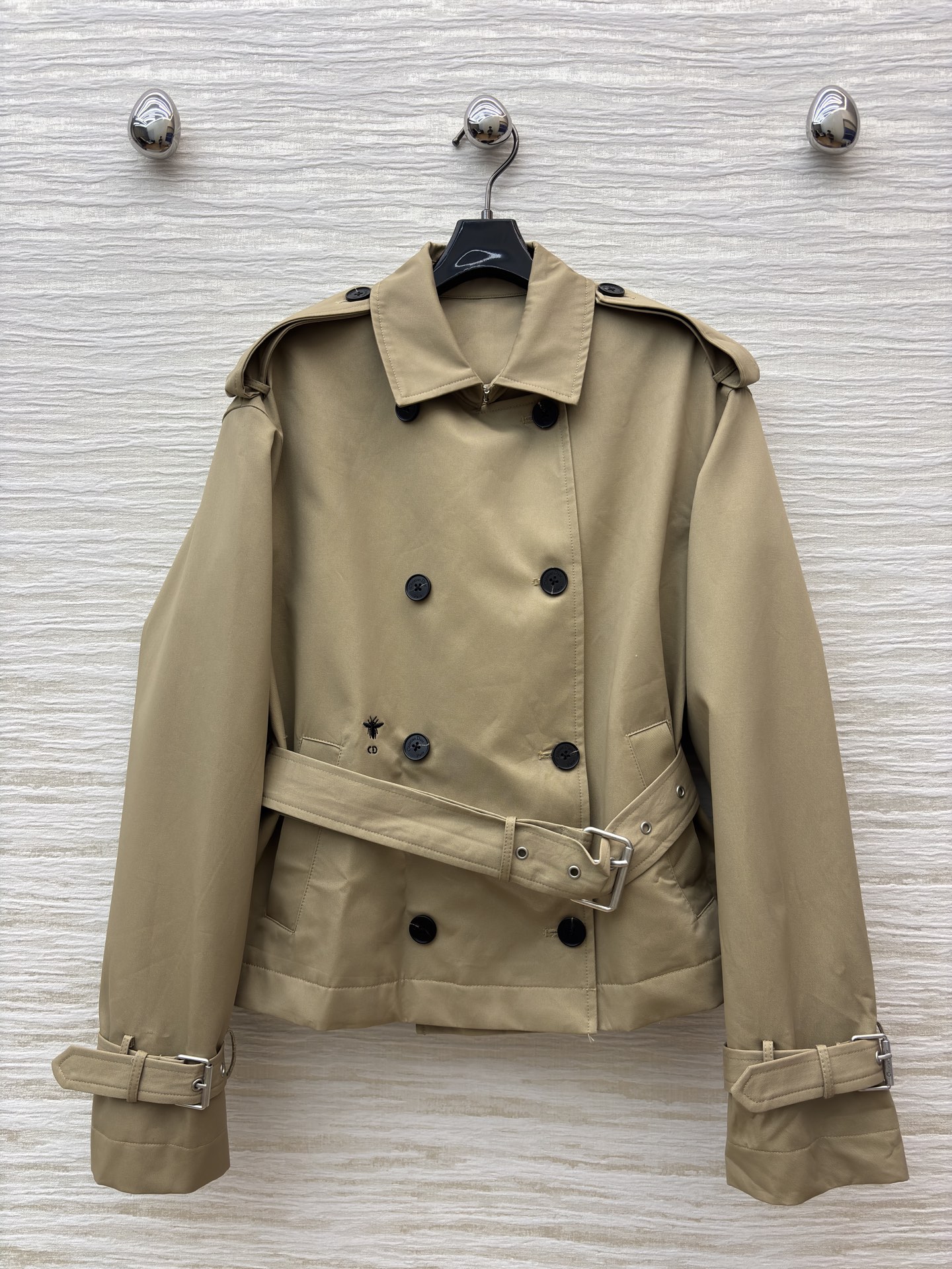 D家 25秋冬新款 短款风衣外套 经典款短版风衣设计 上身精致又干练得体 很少见到的短风衣 小个子也能轻