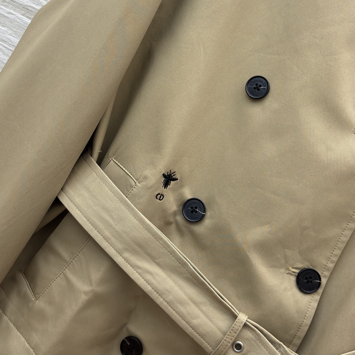 D家 25秋冬新款 短款风衣外套 经典款短版风衣设计 上身精致又干练得体 很少见到的短风衣 小个子也能轻