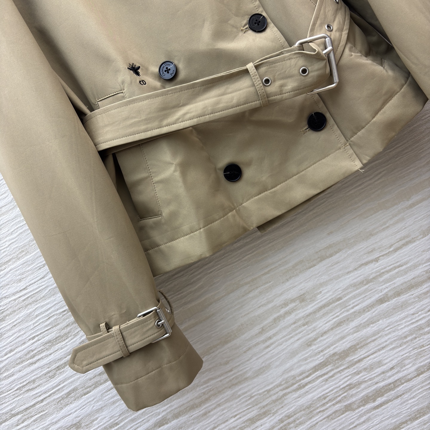 D家 25秋冬新款 短款风衣外套 经典款短版风衣设计 上身精致又干练得体 很少见到的短风衣 小个子也能轻