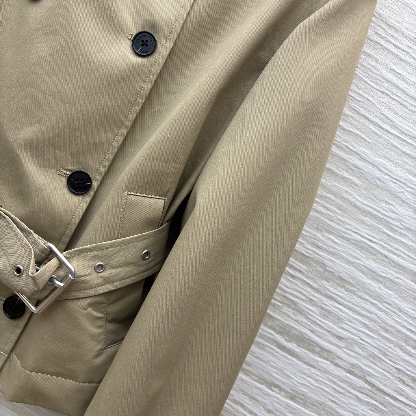 D家 25秋冬新款 短款风衣外套 经典款短版风衣设计 上身精致又干练得体 很少见到的短风衣 小个子也能轻