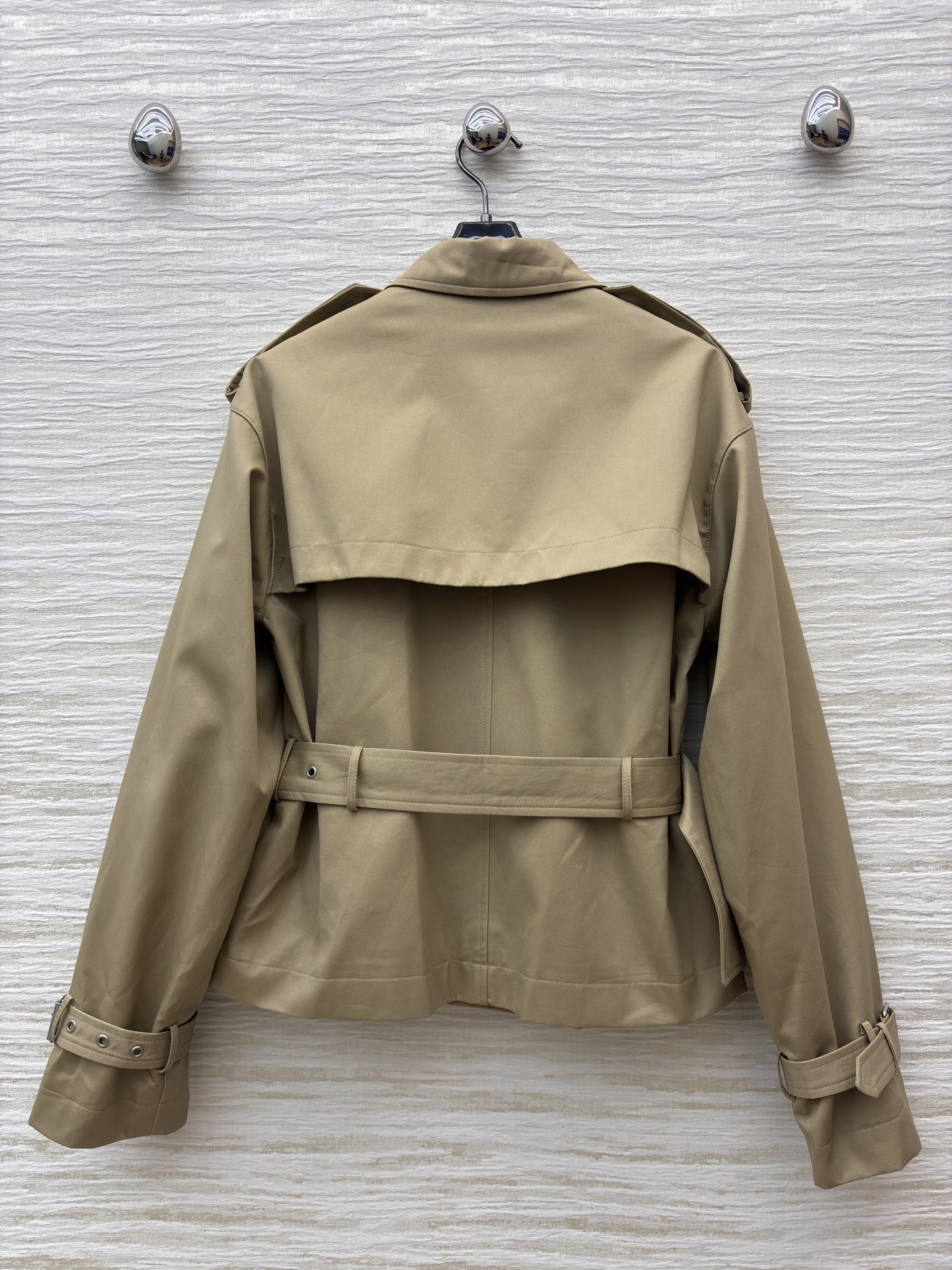 D家 25秋冬新款 短款风衣外套 经典款短版风衣设计 上身精致又干练得体 很少见到的短风衣 小个子也能轻