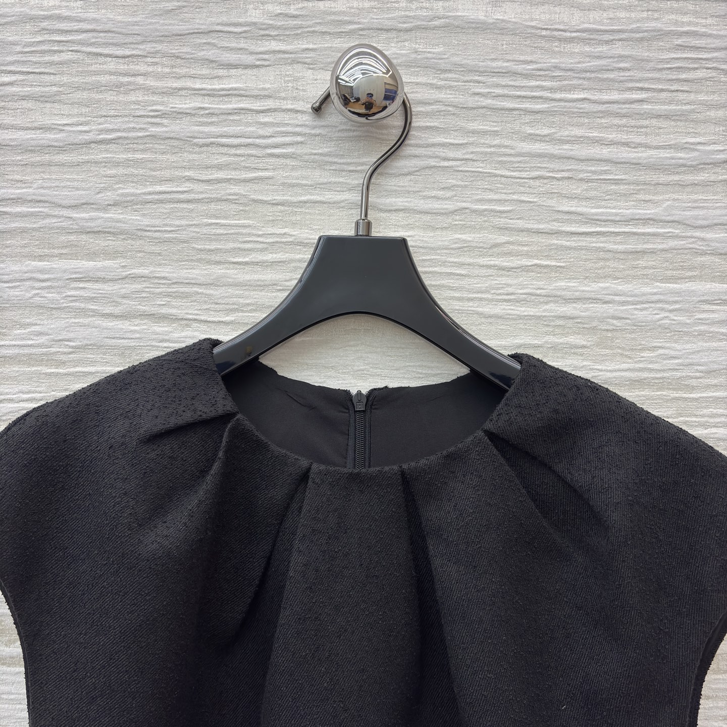 D家 25秋冬新款 黑色毛呢无袖收腰连衣裙 简约优雅 毛呢面料柔软有垂感 穿着舒适又透气 圆领褶皱+无袖