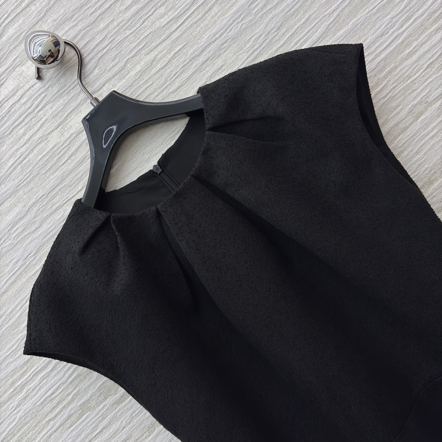 D家 25秋冬新款 黑色毛呢无袖收腰连衣裙 简约优雅 毛呢面料柔软有垂感 穿着舒适又透气 圆领褶皱+无袖