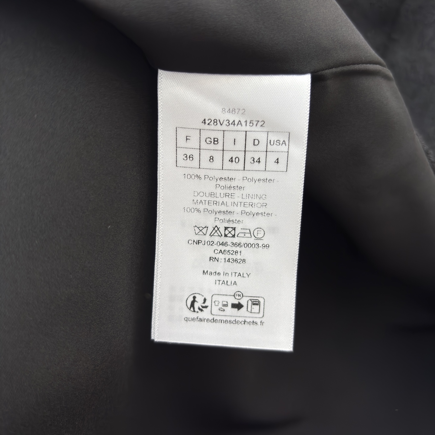 D家 25秋冬新款 黑色毛呢无袖收腰连衣裙 简约优雅 毛呢面料柔软有垂感 穿着舒适又透气 圆领褶皱+无袖