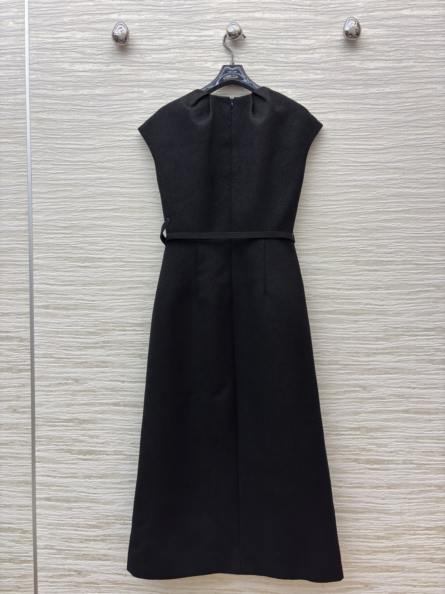 D家 25秋冬新款 黑色毛呢无袖收腰连衣裙 简约优雅 毛呢面料柔软有垂感 穿着舒适又透气 圆领褶皱+无袖