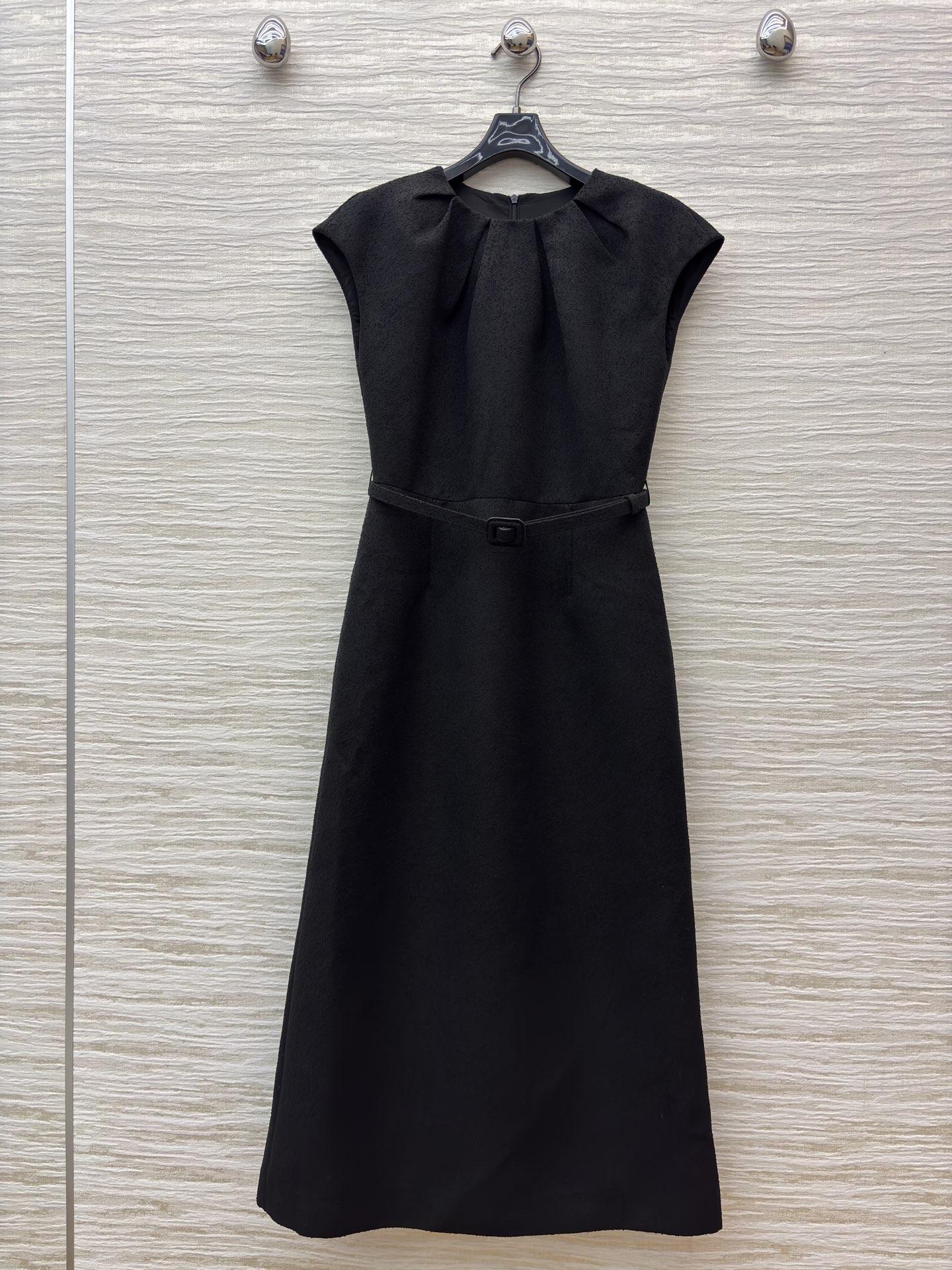 D家 25秋冬新款 黑色毛呢无袖收腰连衣裙 简约优雅 毛呢面料柔软有垂感 穿着舒适又透气 圆领褶皱+无袖