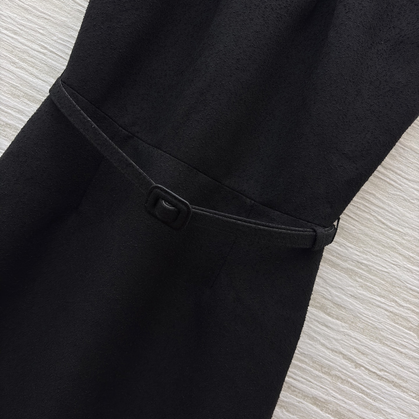 D家 25秋冬新款 黑色毛呢无袖收腰连衣裙 简约优雅 毛呢面料柔软有垂感 穿着舒适又透气 圆领褶皱+无袖