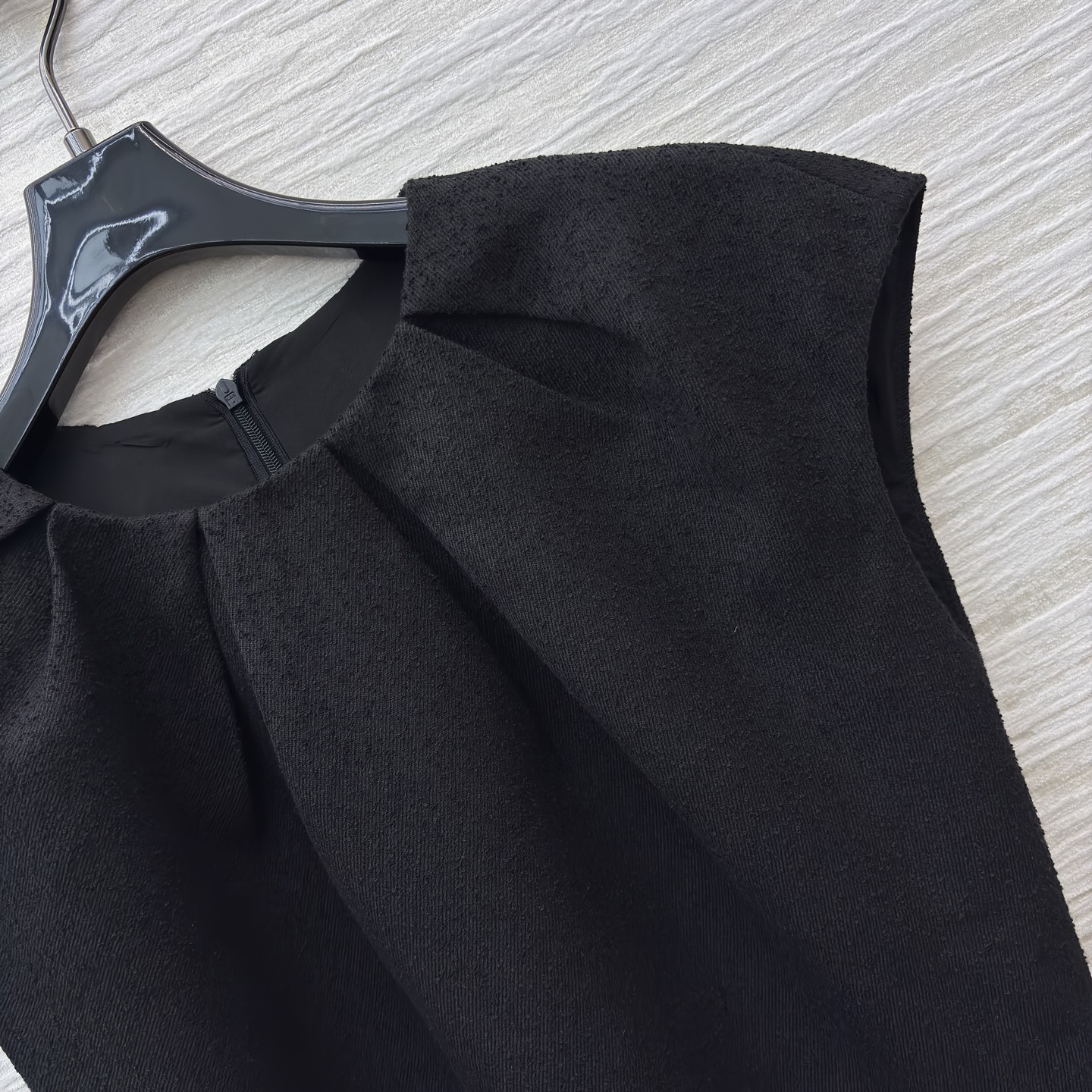 D家 25秋冬新款 黑色毛呢无袖收腰连衣裙 简约优雅 毛呢面料柔软有垂感 穿着舒适又透气 圆领褶皱+无袖