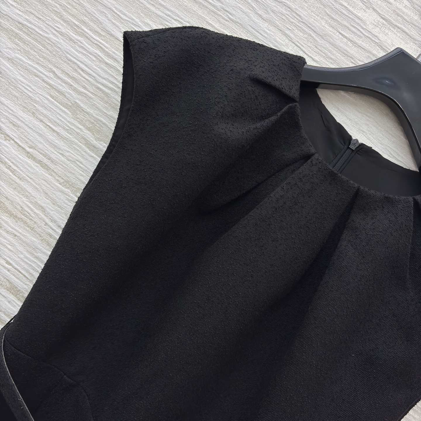 D家 25秋冬新款 黑色毛呢无袖收腰连衣裙 简约优雅 毛呢面料柔软有垂感 穿着舒适又透气 圆领褶皱+无袖