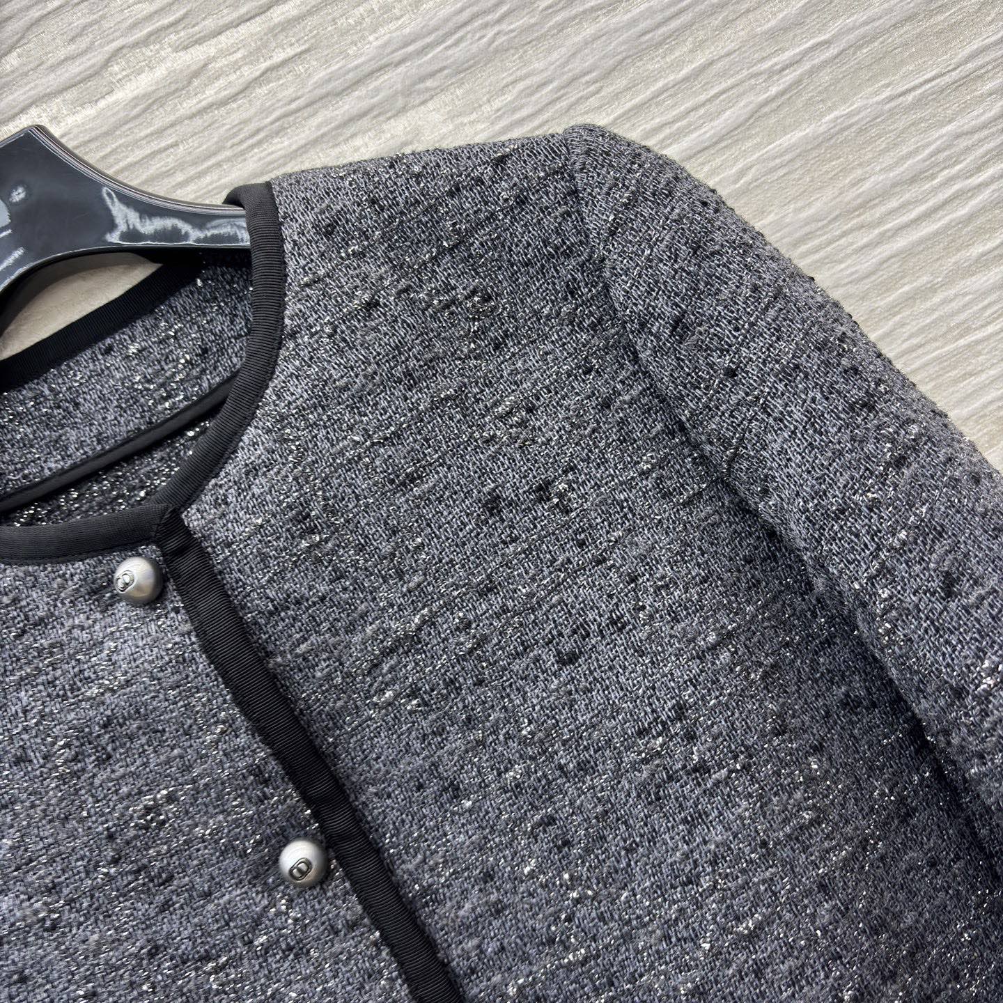 D家 25秋冬新款 圆领小香风小外套 经典圆领短款设计 手工纺粗花呢+闪银线 低调奢华感满满 经典CD珍