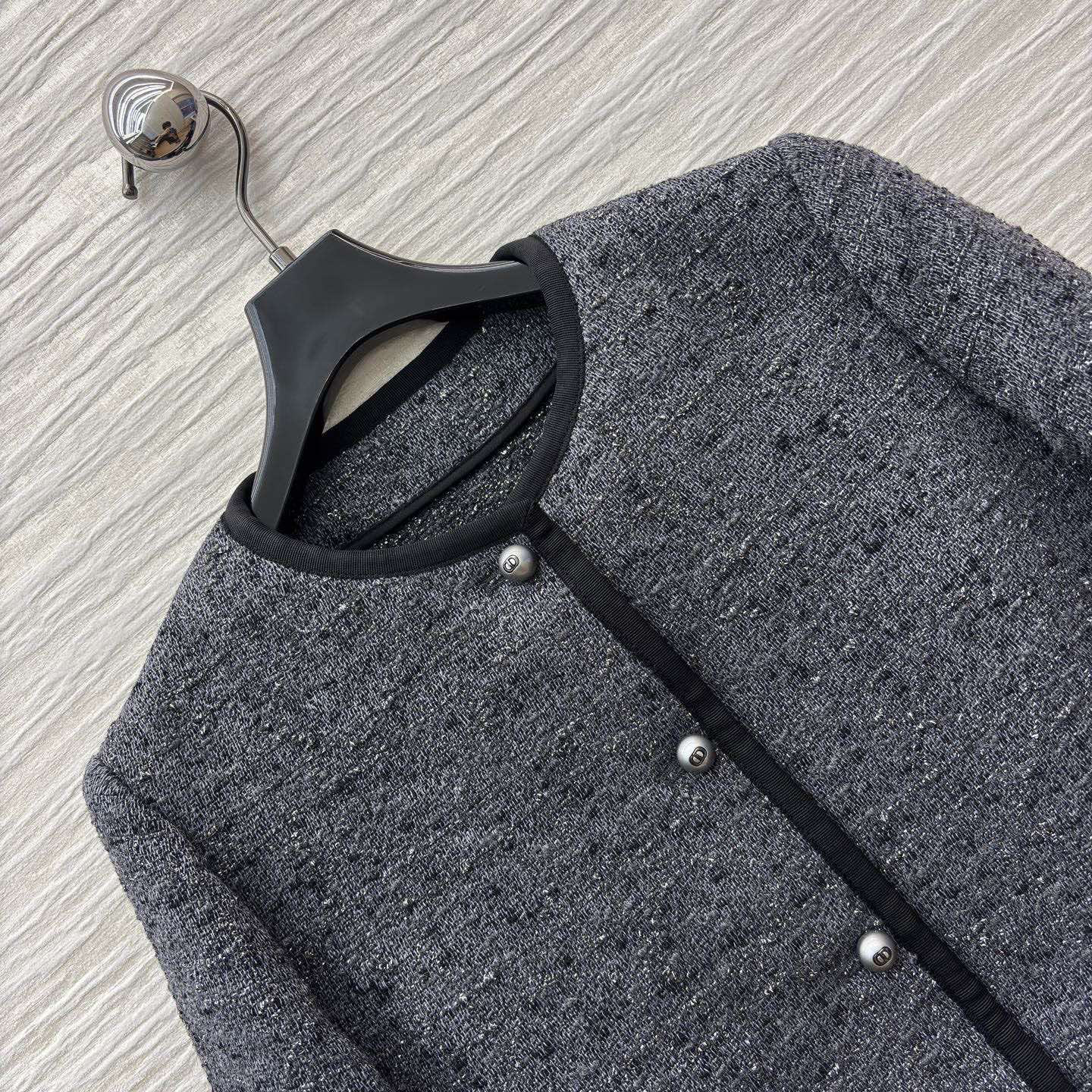 D家 25秋冬新款 圆领小香风小外套 经典圆领短款设计 手工纺粗花呢+闪银线 低调奢华感满满 经典CD珍