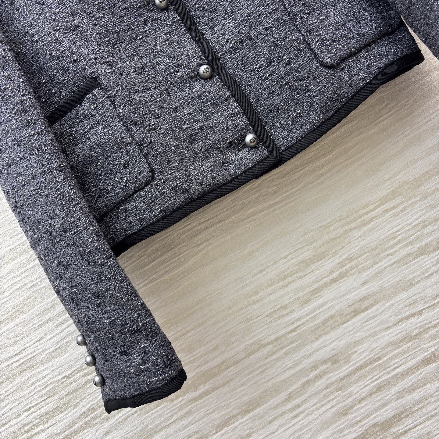 D家 25秋冬新款 圆领小香风小外套 经典圆领短款设计 手工纺粗花呢+闪银线 低调奢华感满满 经典CD珍