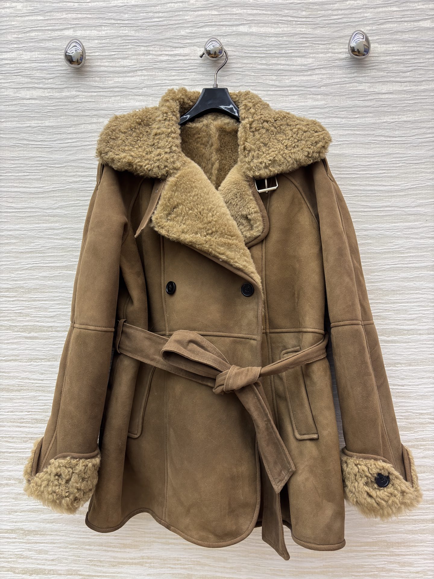 Elegant Caramel Brown Shearling Coat with Belted Waist – Retro Style