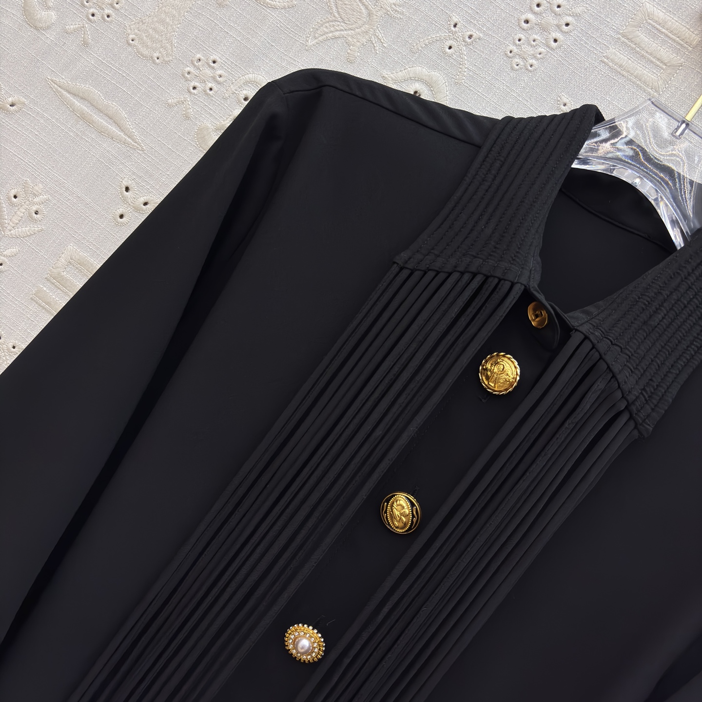 Sch 26新款 异干形扣流苏黑色衬衫演绎复古摩登 异形金色纽扣与流苏元素碰撞 袖口垂坠流苏随动作摇曳生