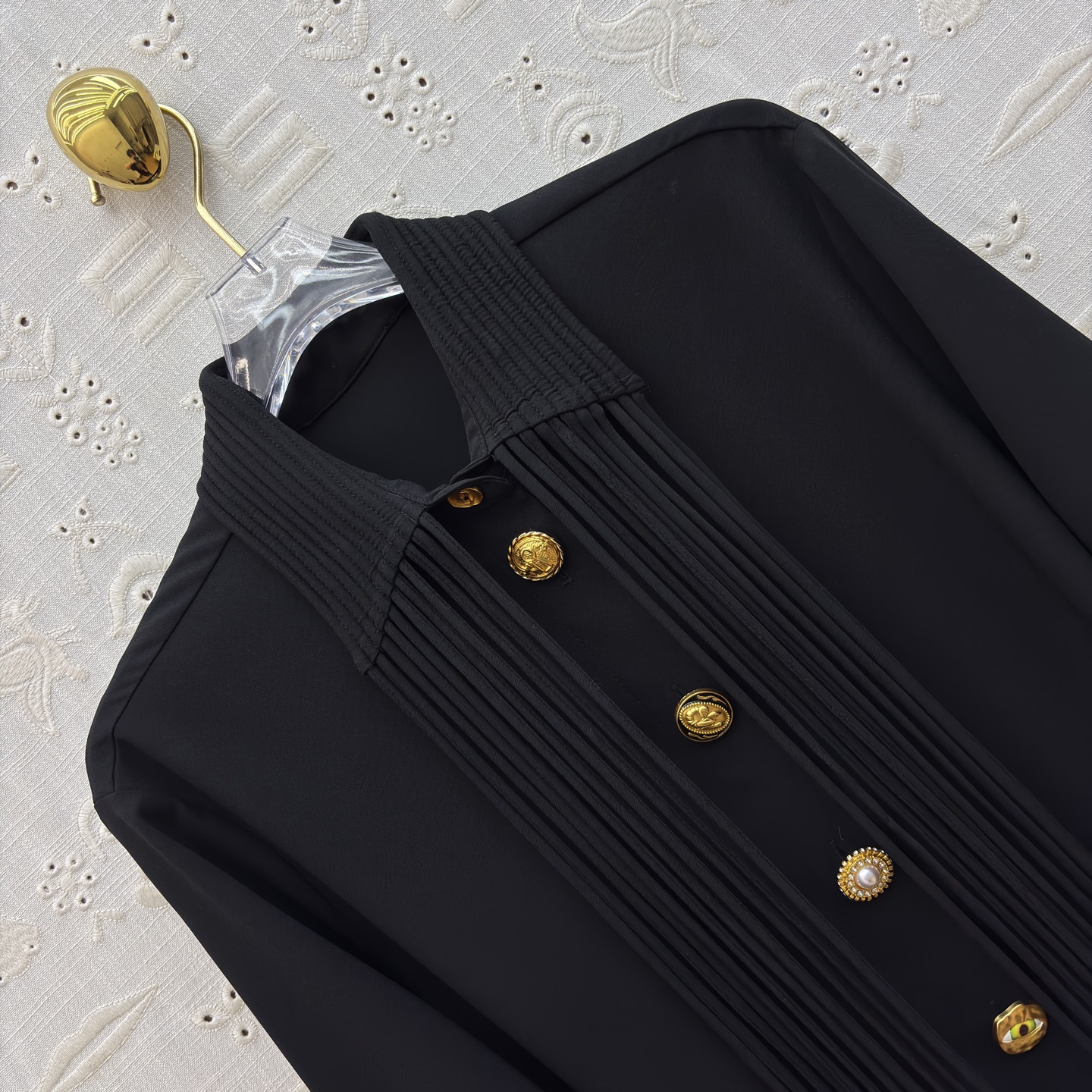 Sch 26新款 异干形扣流苏黑色衬衫演绎复古摩登 异形金色纽扣与流苏元素碰撞 袖口垂坠流苏随动作摇曳生