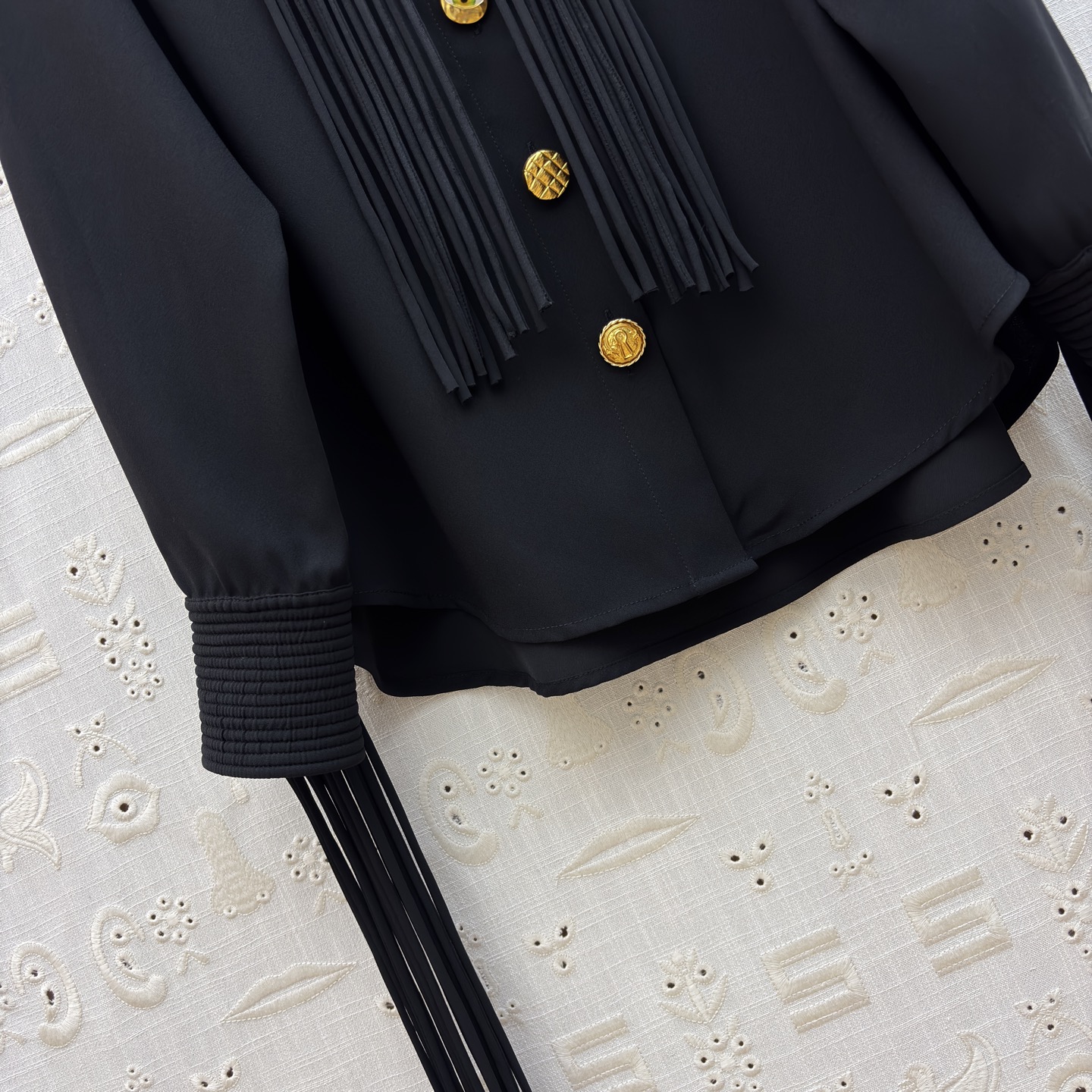 Sch 26新款 异干形扣流苏黑色衬衫演绎复古摩登 异形金色纽扣与流苏元素碰撞 袖口垂坠流苏随动作摇曳生