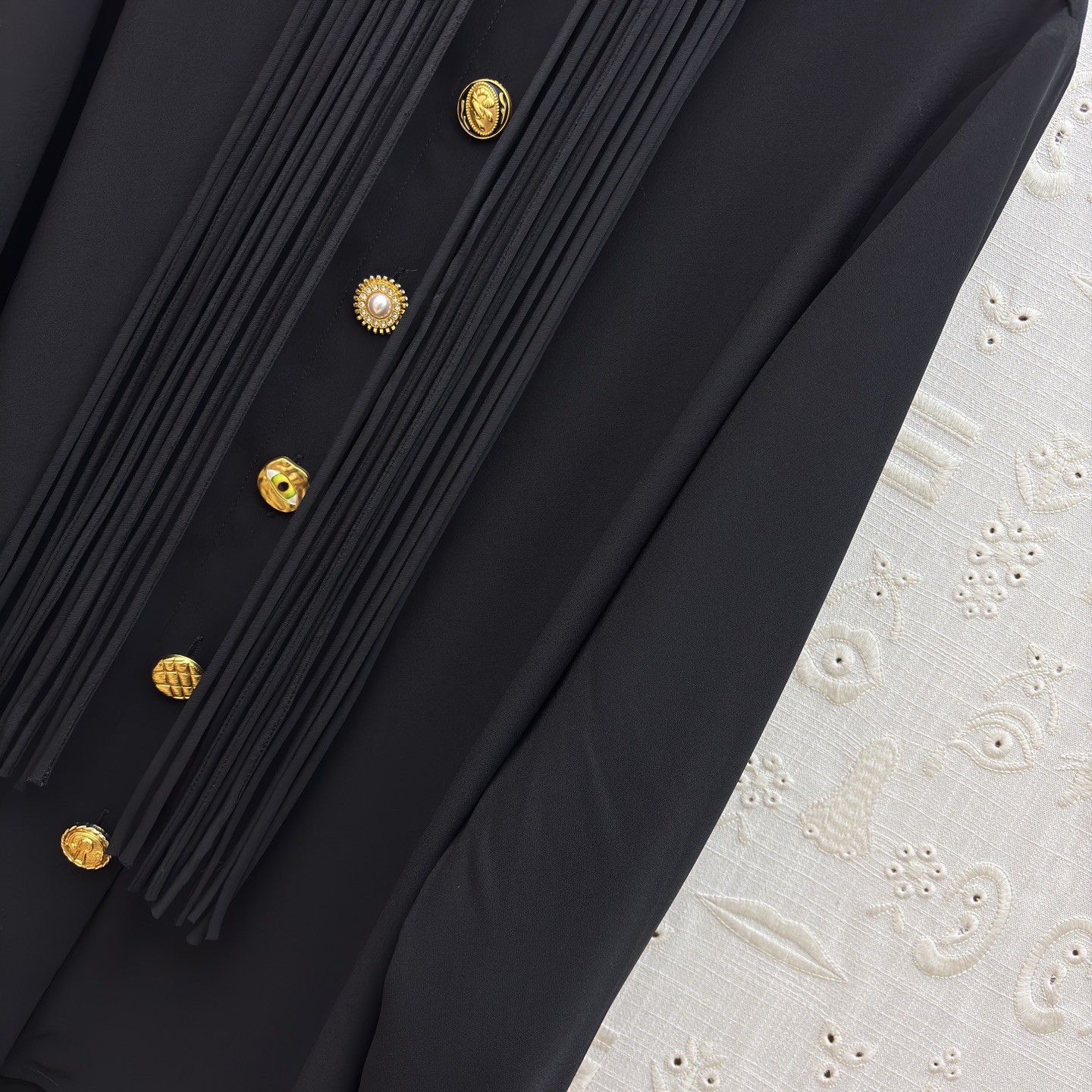 Sch 26新款 异干形扣流苏黑色衬衫演绎复古摩登 异形金色纽扣与流苏元素碰撞 袖口垂坠流苏随动作摇曳生