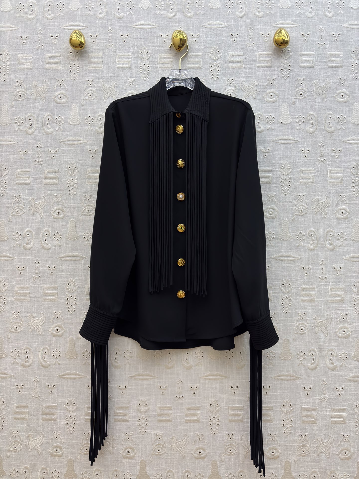 Sch 26新款 异干形扣流苏黑色衬衫演绎复古摩登 异形金色纽扣与流苏元素碰撞 袖口垂坠流苏随动作摇曳生