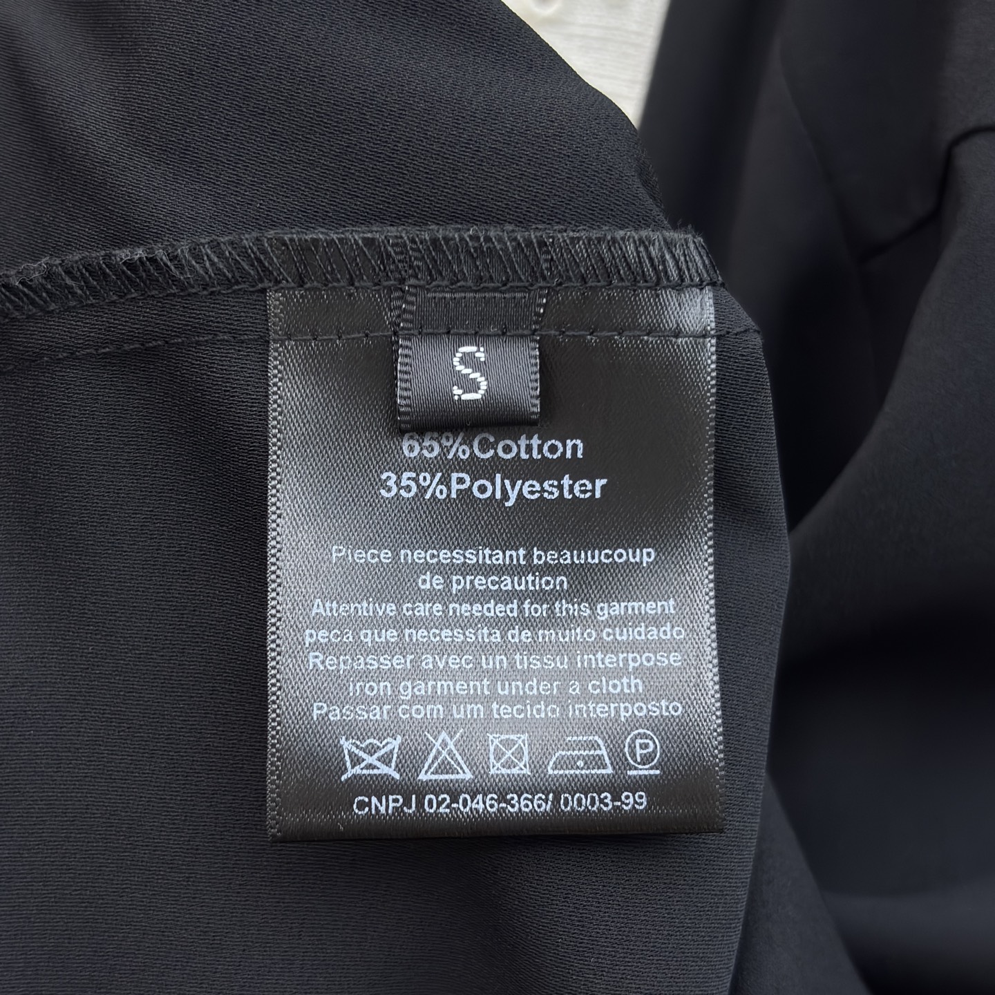 Sch 26新款 异干形扣流苏黑色衬衫演绎复古摩登 异形金色纽扣与流苏元素碰撞 袖口垂坠流苏随动作摇曳生