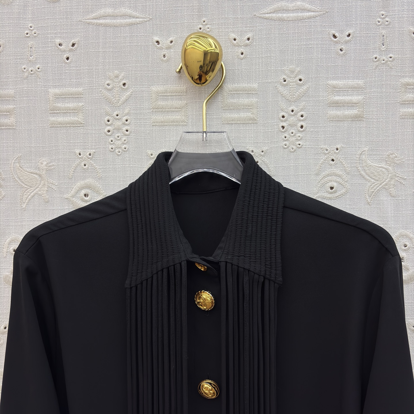 Sch 26新款 异干形扣流苏黑色衬衫演绎复古摩登 异形金色纽扣与流苏元素碰撞 袖口垂坠流苏随动作摇曳生