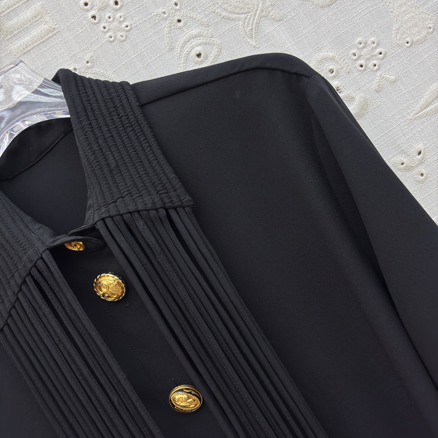 Sch 26新款 异干形扣流苏黑色衬衫演绎复古摩登 异形金色纽扣与流苏元素碰撞 袖口垂坠流苏随动作摇曳生