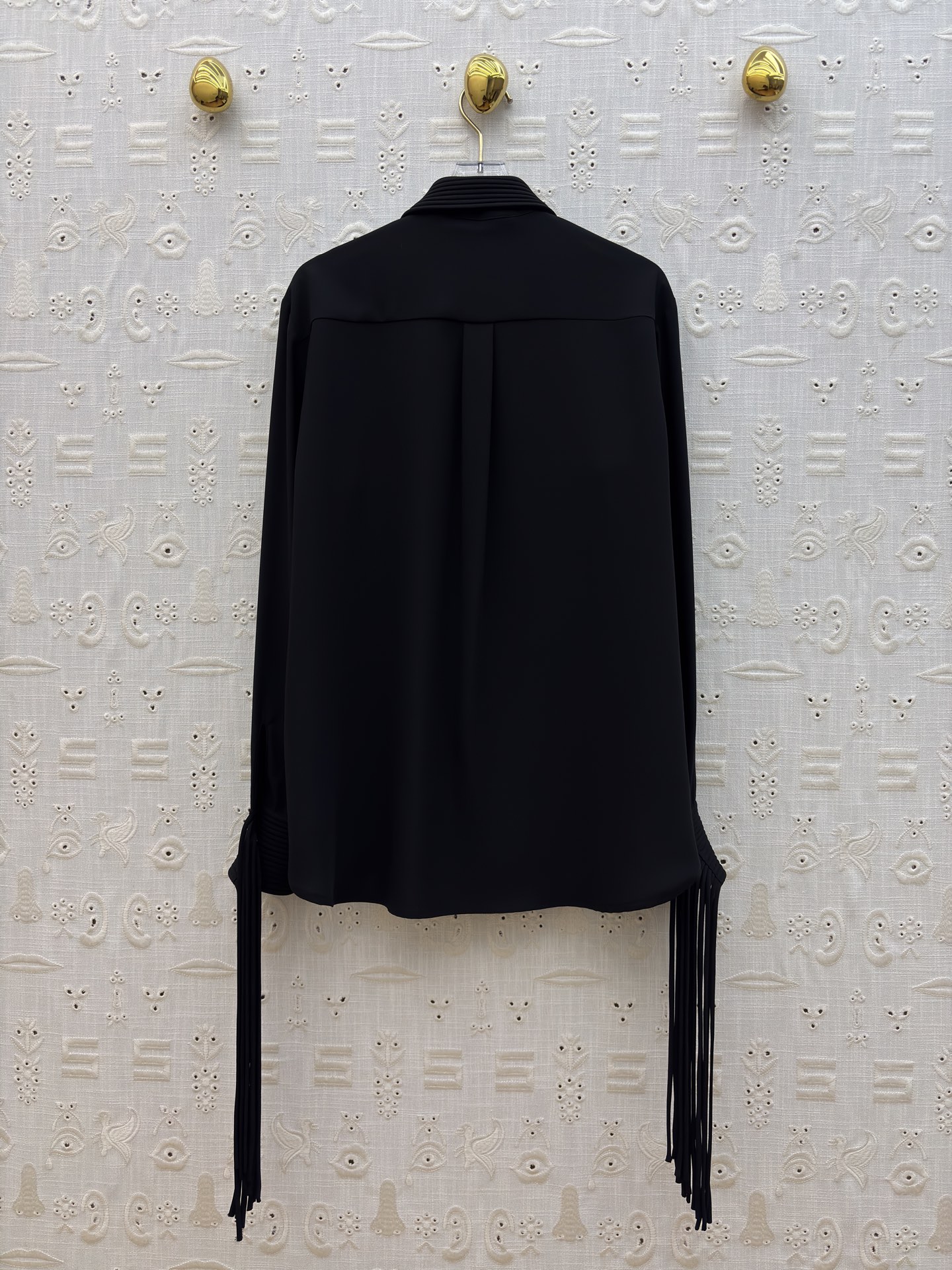 Sch 26新款 异干形扣流苏黑色衬衫演绎复古摩登 异形金色纽扣与流苏元素碰撞 袖口垂坠流苏随动作摇曳生