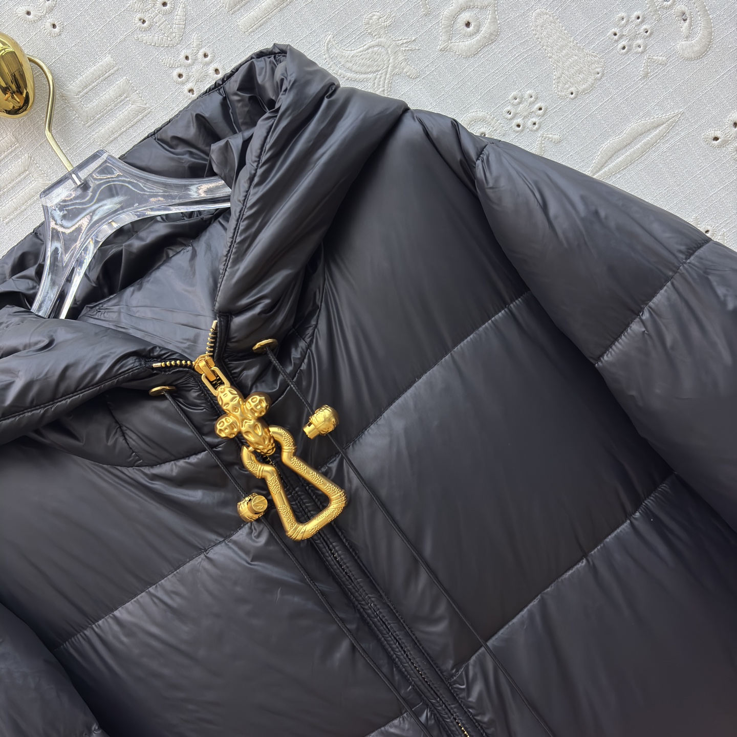 Sch25秋冬新款 异形扣长款连帽羽绒服 羽绒服中的经典爆款 冬季必备 定制 连帽长款羽绒服 采用不同压