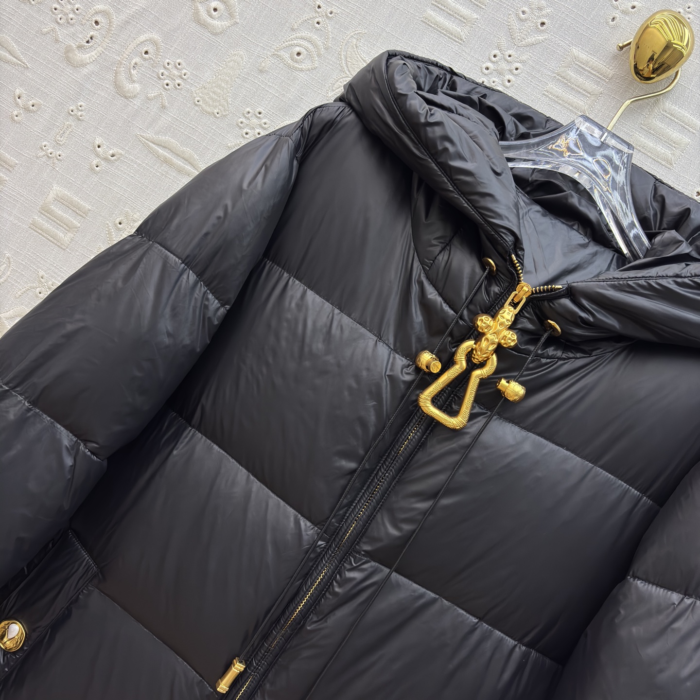 Sch25秋冬新款 异形扣长款连帽羽绒服 羽绒服中的经典爆款 冬季必备 定制 连帽长款羽绒服 采用不同压