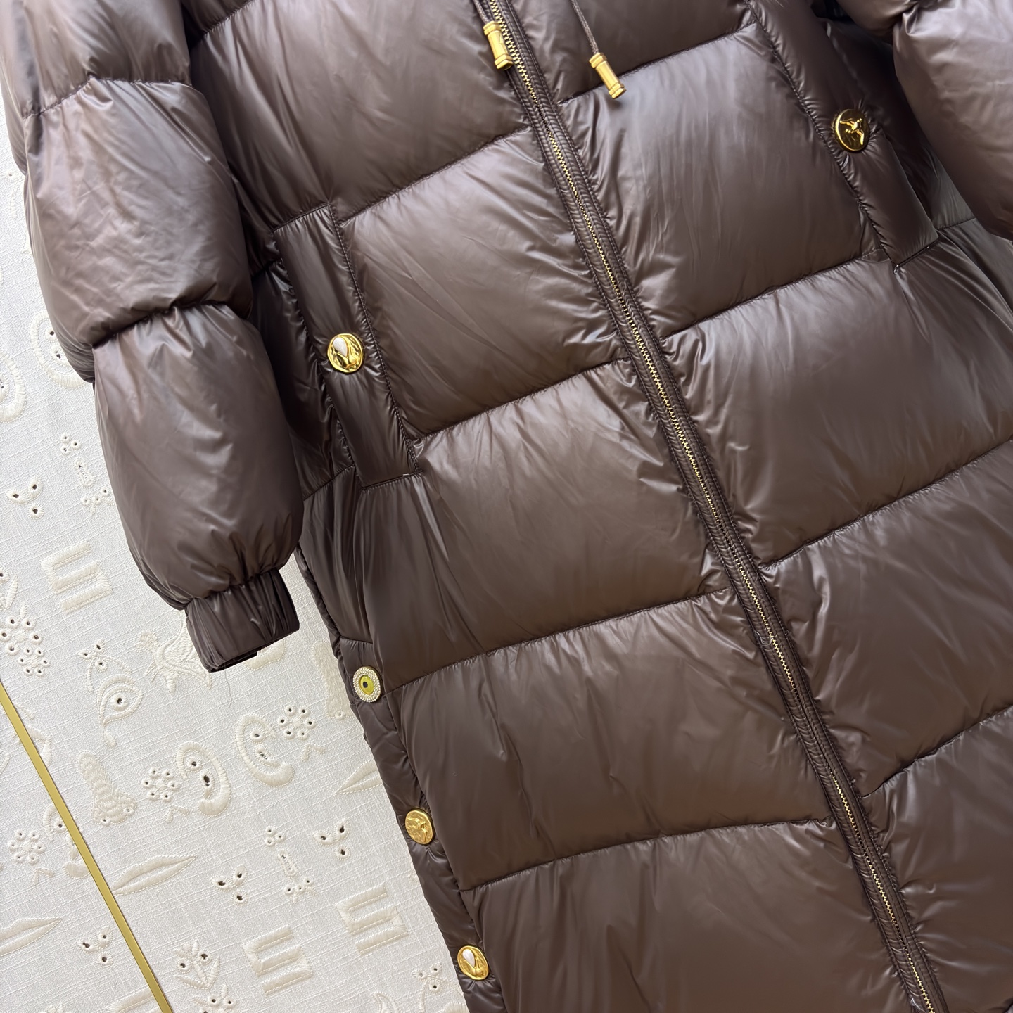 Sch25秋冬新款 异形扣长款连帽羽绒服 羽绒服中的经典爆款 冬季必备 定制 连帽长款羽绒服 采用不同压