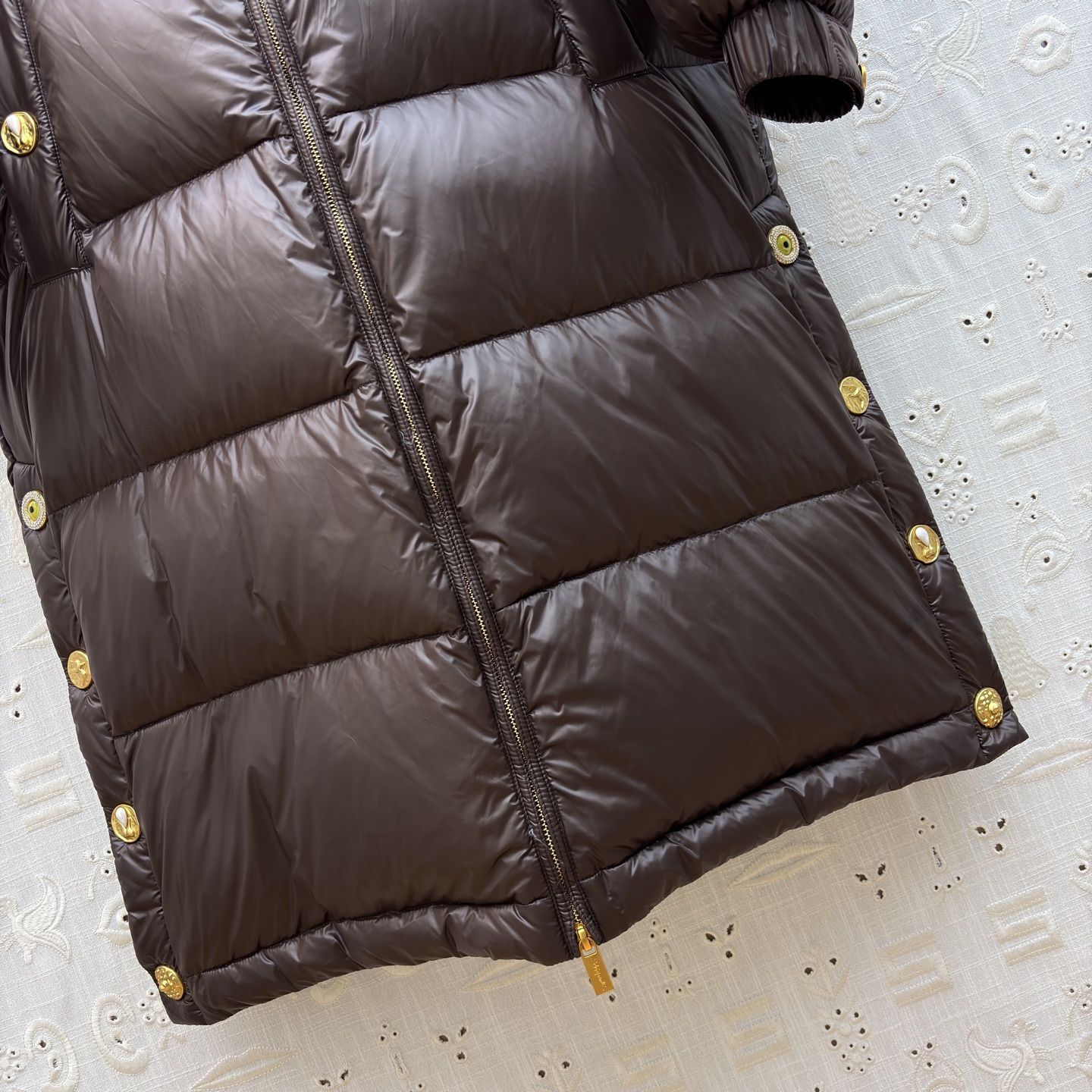 Sch25秋冬新款 异形扣长款连帽羽绒服 羽绒服中的经典爆款 冬季必备 定制 连帽长款羽绒服 采用不同压