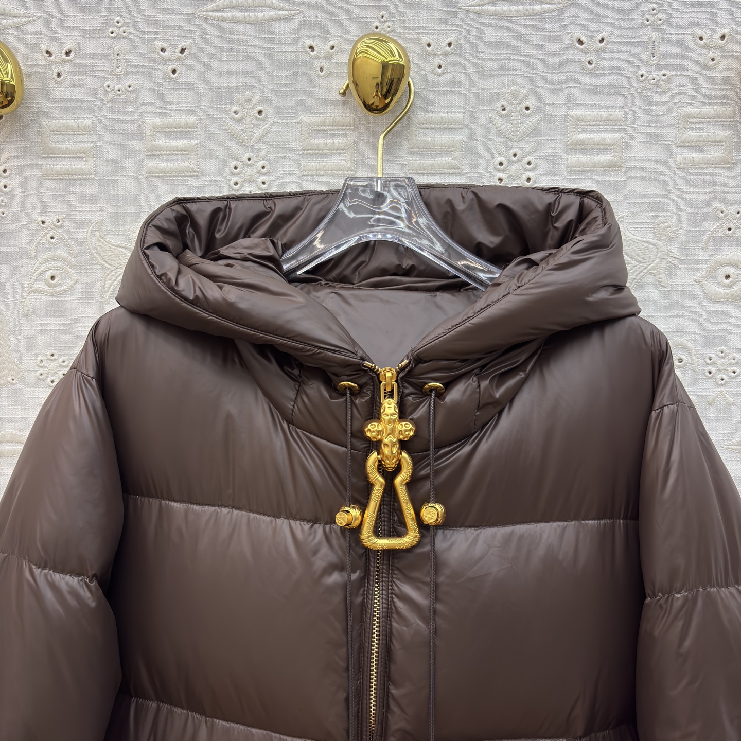 Sch25秋冬新款 异形扣长款连帽羽绒服 羽绒服中的经典爆款 冬季必备 定制 连帽长款羽绒服 采用不同压