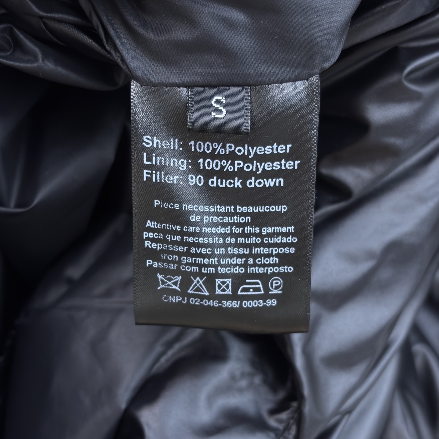 Sch家 25秋冬新款 异形扣连帽收腰羽绒服 修身剪裁凸显这款羽绒服的气质 蓬松毫无臃肿感 轻盈利落 异