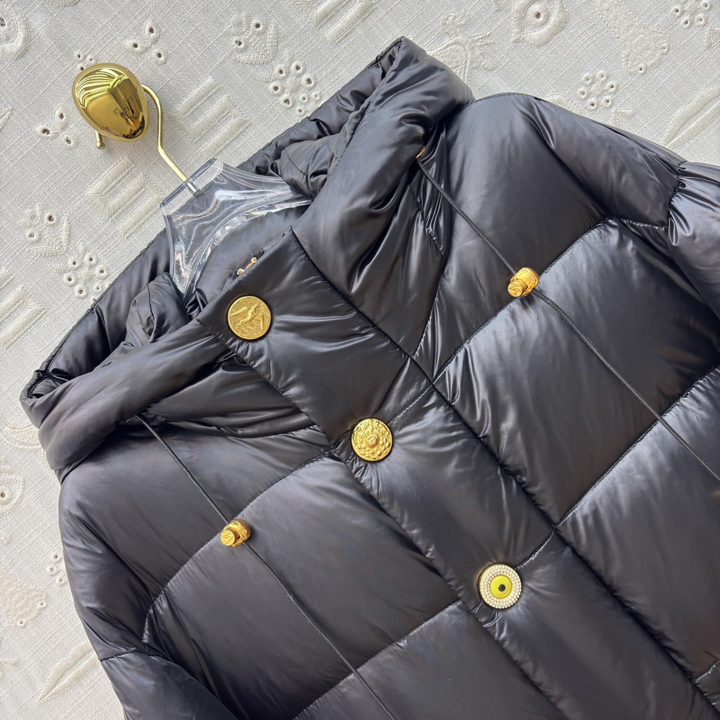 Sch家 25秋冬新款 异形扣连帽收腰羽绒服 修身剪裁凸显这款羽绒服的气质 蓬松毫无臃肿感 轻盈利落 异