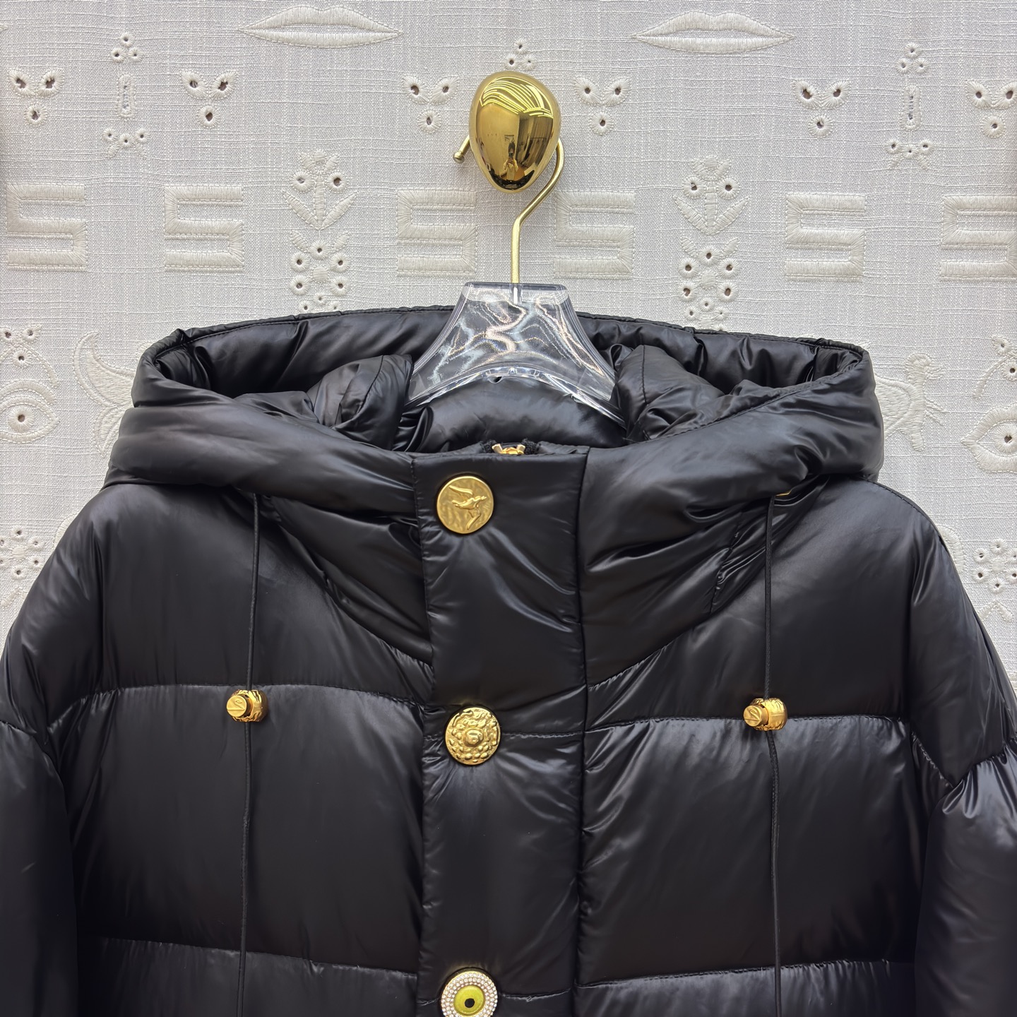 Sch家 25秋冬新款 异形扣连帽收腰羽绒服 修身剪裁凸显这款羽绒服的气质 蓬松毫无臃肿感 轻盈利落 异