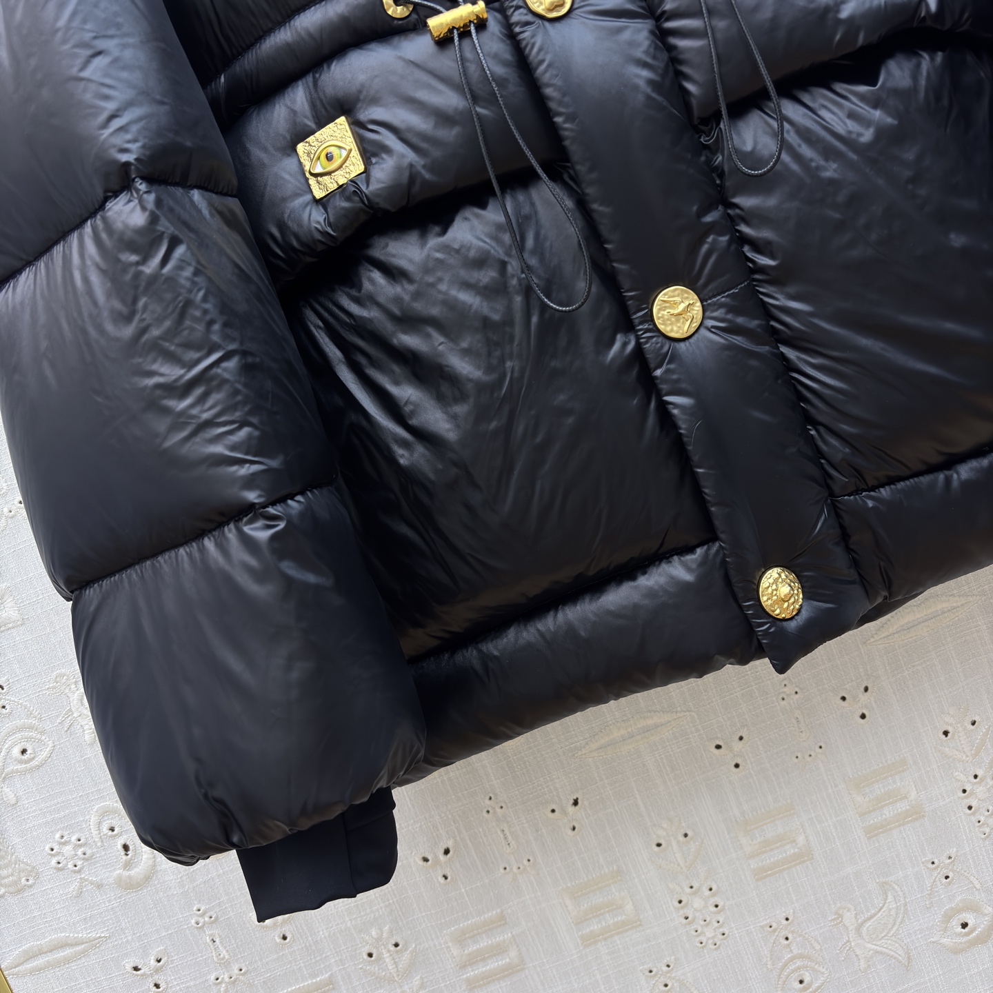 Sch家 25秋冬新款 异形扣连帽收腰羽绒服 修身剪裁凸显这款羽绒服的气质 蓬松毫无臃肿感 轻盈利落 异