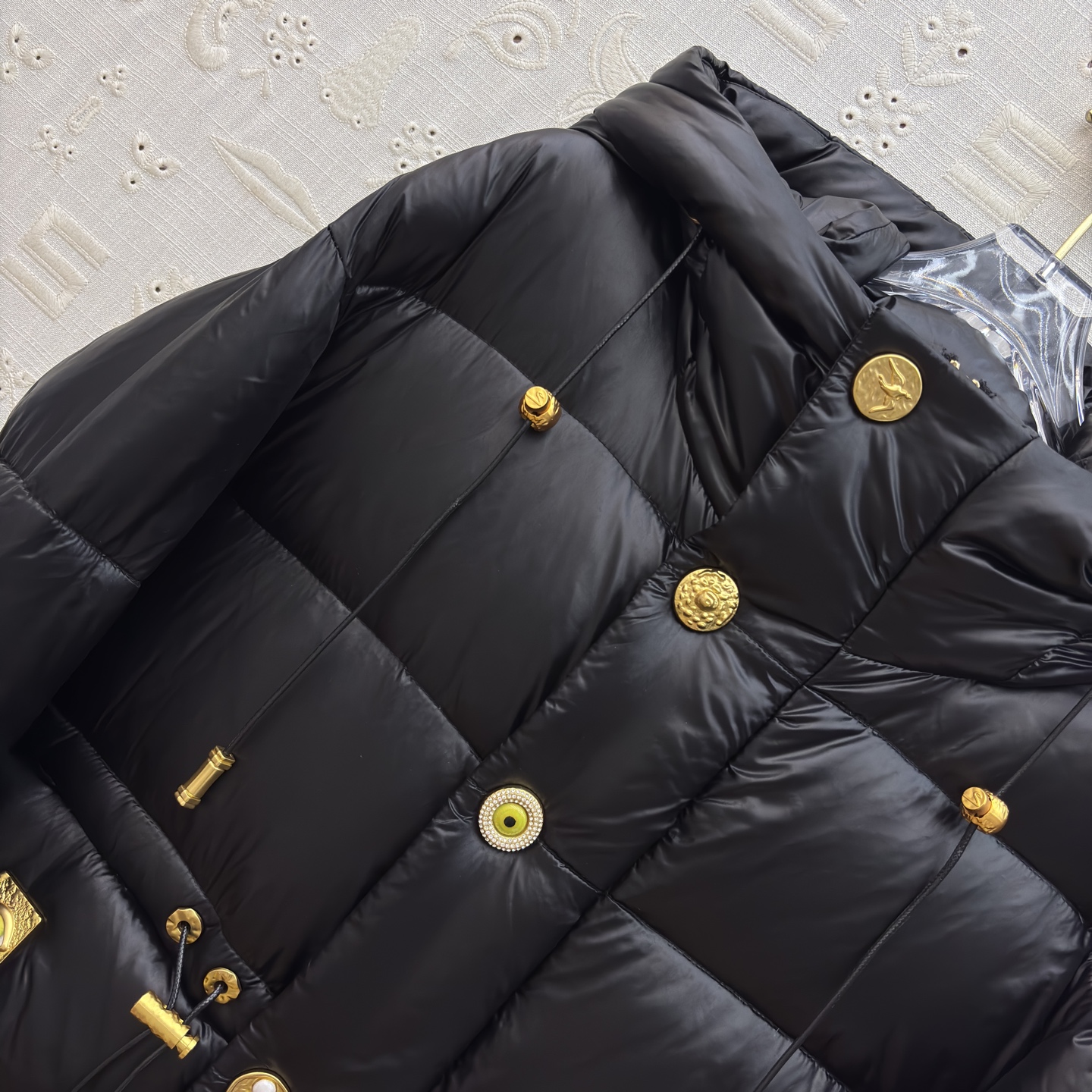 Sch家 25秋冬新款 异形扣连帽收腰羽绒服 修身剪裁凸显这款羽绒服的气质 蓬松毫无臃肿感 轻盈利落 异