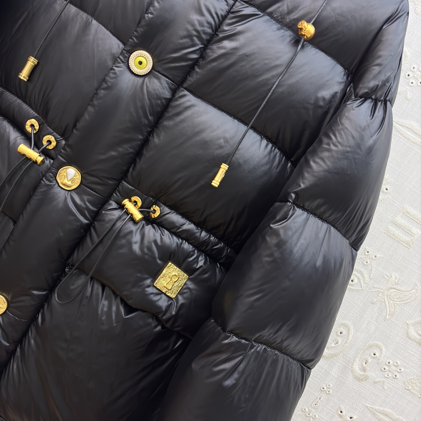 Sch家 25秋冬新款 异形扣连帽收腰羽绒服 修身剪裁凸显这款羽绒服的气质 蓬松毫无臃肿感 轻盈利落 异