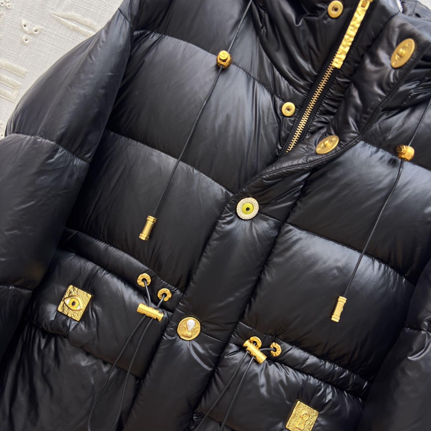 Sch家 25秋冬新款 异形扣连帽收腰羽绒服 修身剪裁凸显这款羽绒服的气质 蓬松毫无臃肿感 轻盈利落 异