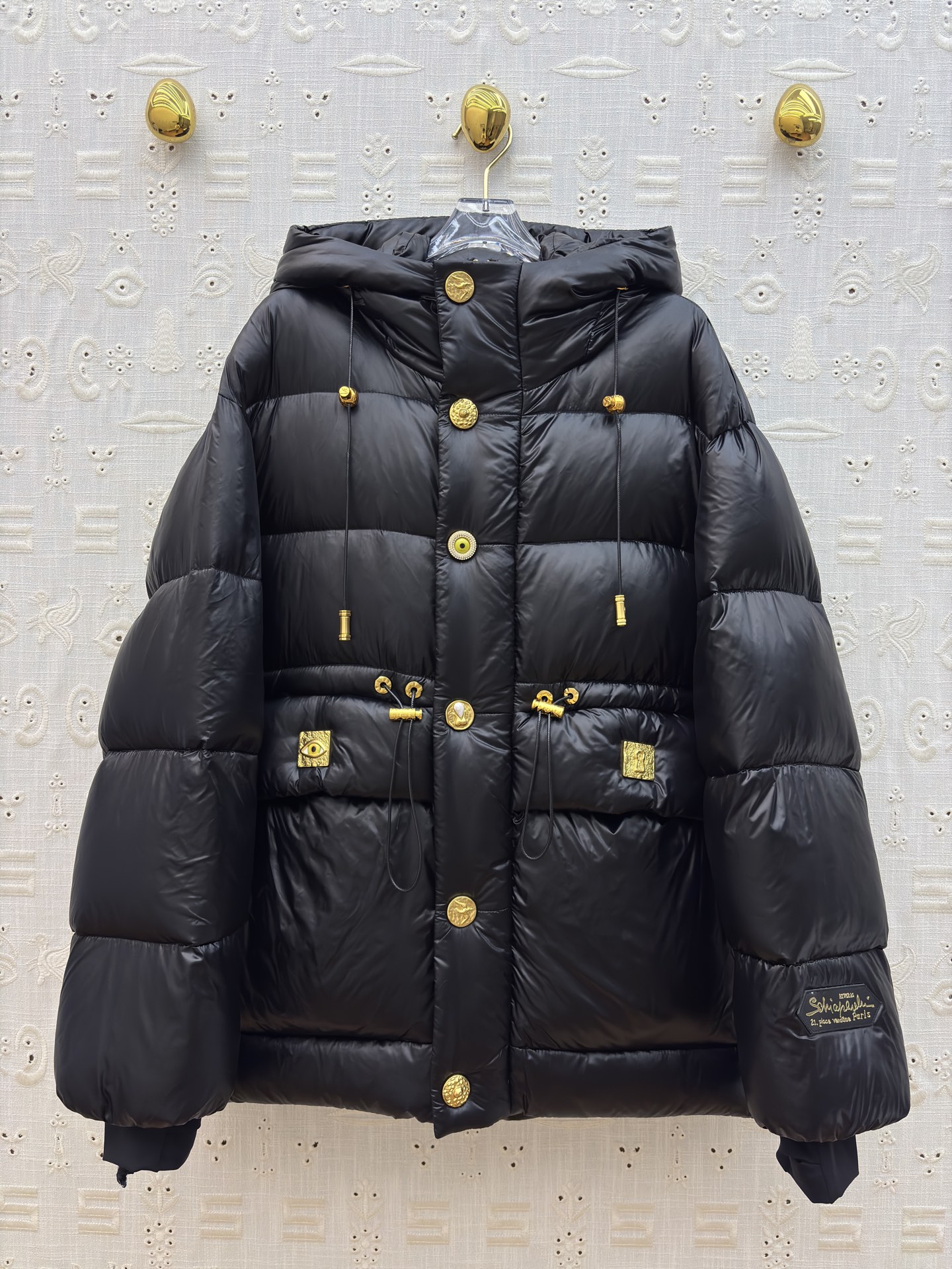 Sch家 25秋冬新款 异形扣连帽收腰羽绒服 修身剪裁凸显这款羽绒服的气质 蓬松毫无臃肿感 轻盈利落 异