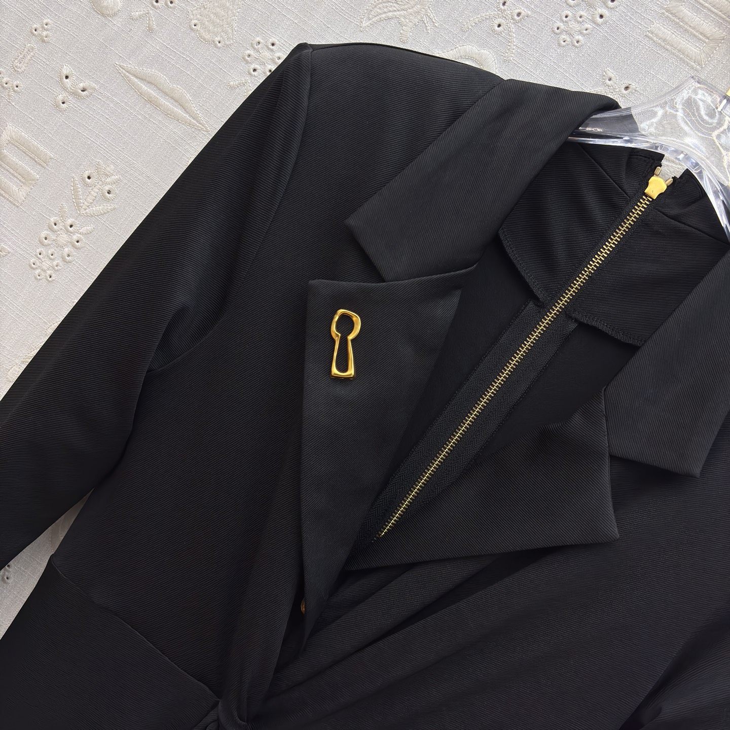 Sch 26新款 别扣胸针翻领连衣裙 西装领设计干练优雅 腰部扭结与开叉裙摆增添灵动感 金属饰扣点睛精致