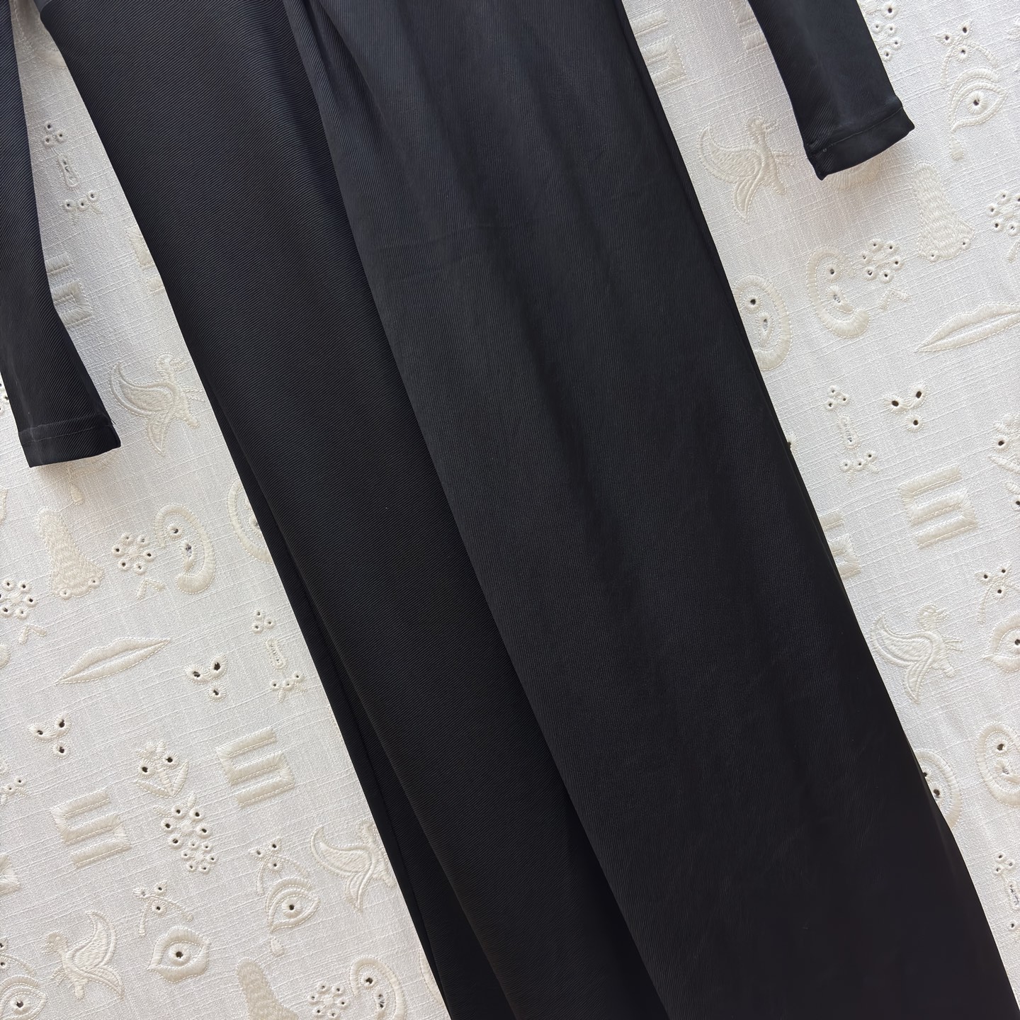 Sch 26新款 别扣胸针翻领连衣裙 西装领设计干练优雅 腰部扭结与开叉裙摆增添灵动感 金属饰扣点睛精致