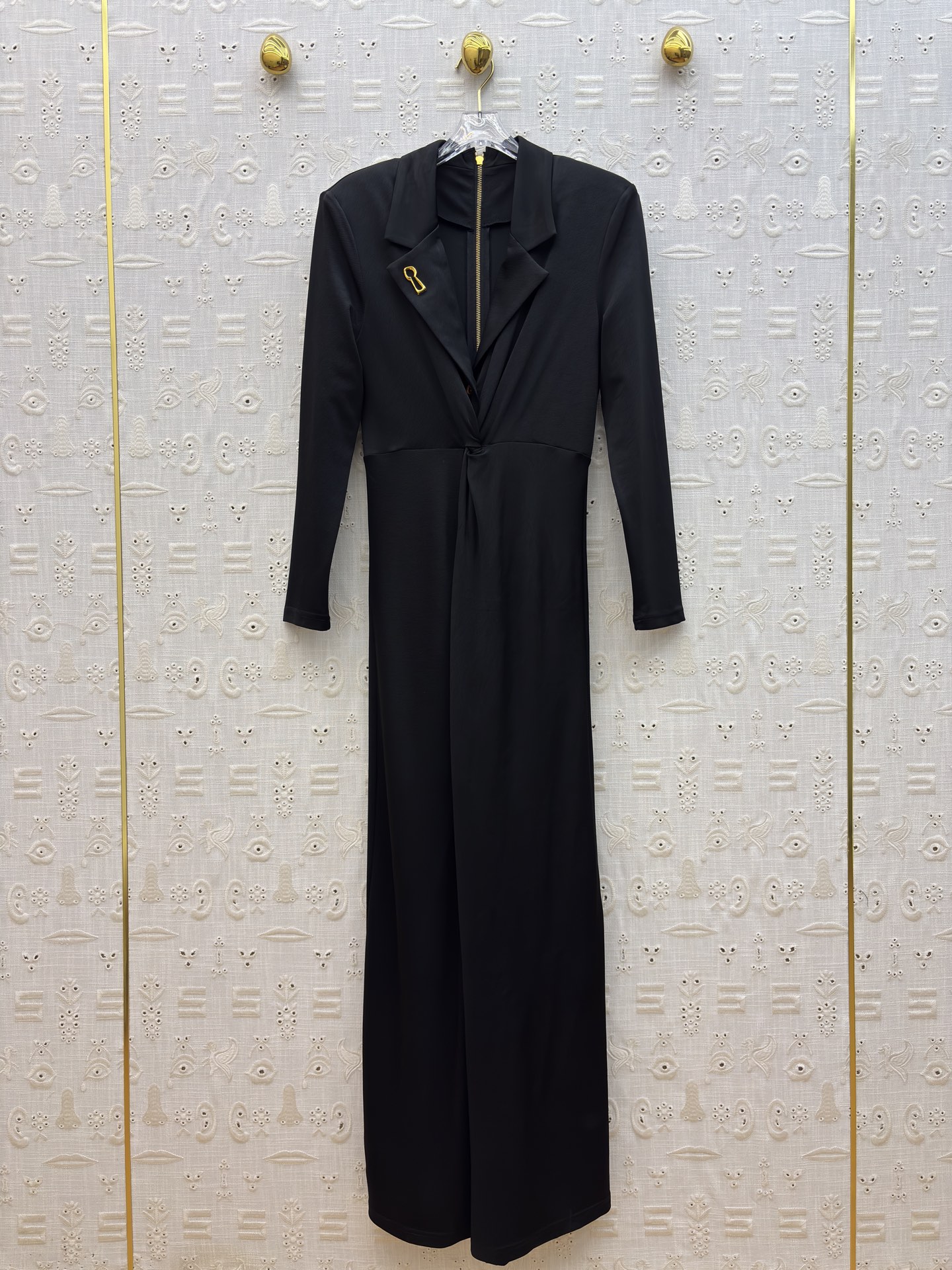 Sch 26新款 别扣胸针翻领连衣裙 西装领设计干练优雅 腰部扭结与开叉裙摆增添灵动感 金属饰扣点睛精致